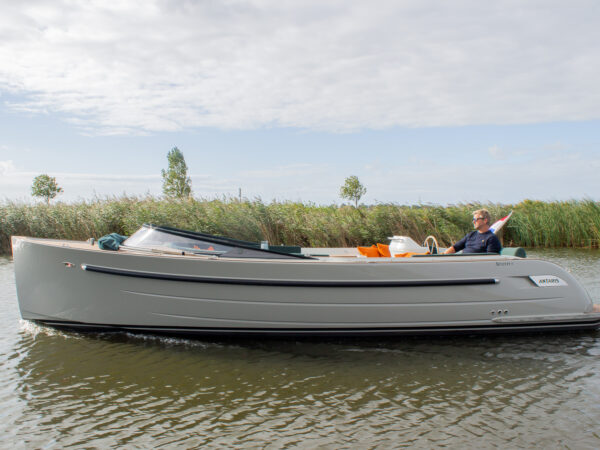 Antaris Seventy5, boot varend op water