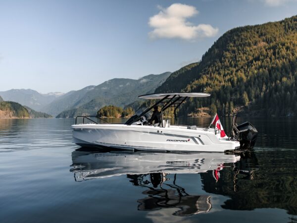 Axopar 22 T-Top, witte boot varend op meer