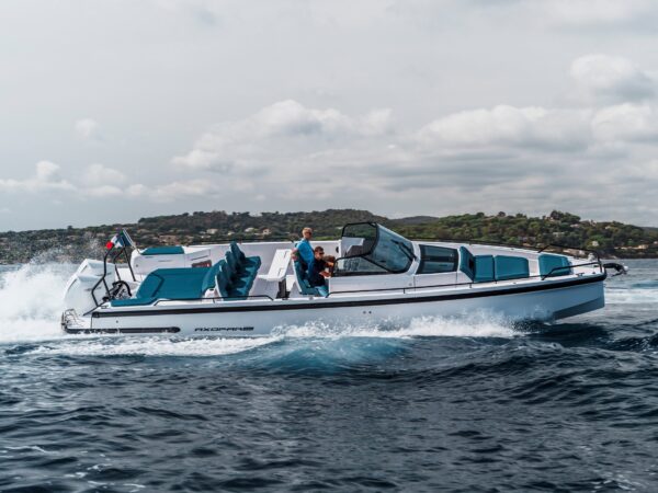 Axopar 37 Spyder, boot varend op zee