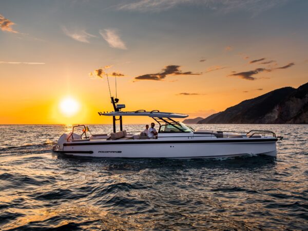 Axopar 37 Sun Top, boot varend bij zonsondergang
