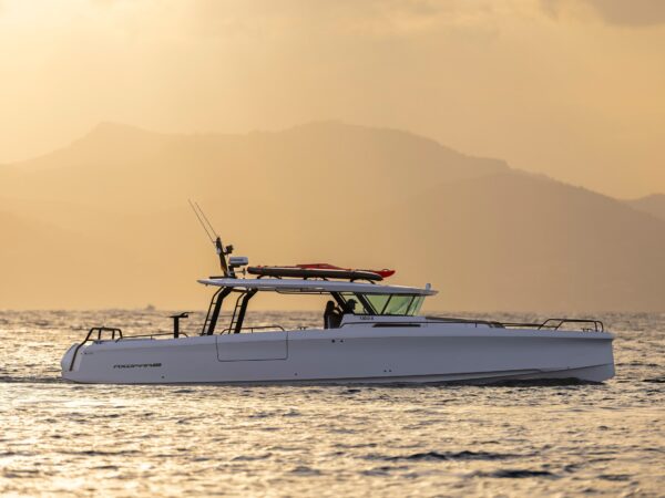 Axopar 45 Cross Top, boot varend bij zonsondergang