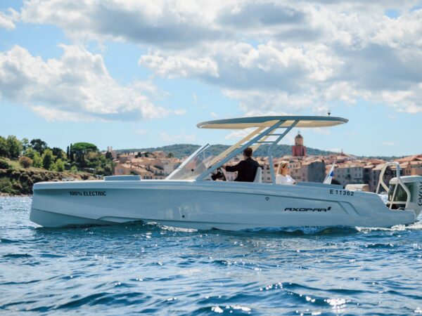 Axopar AX/E 22, elektrische boot varend bij kustdorp
