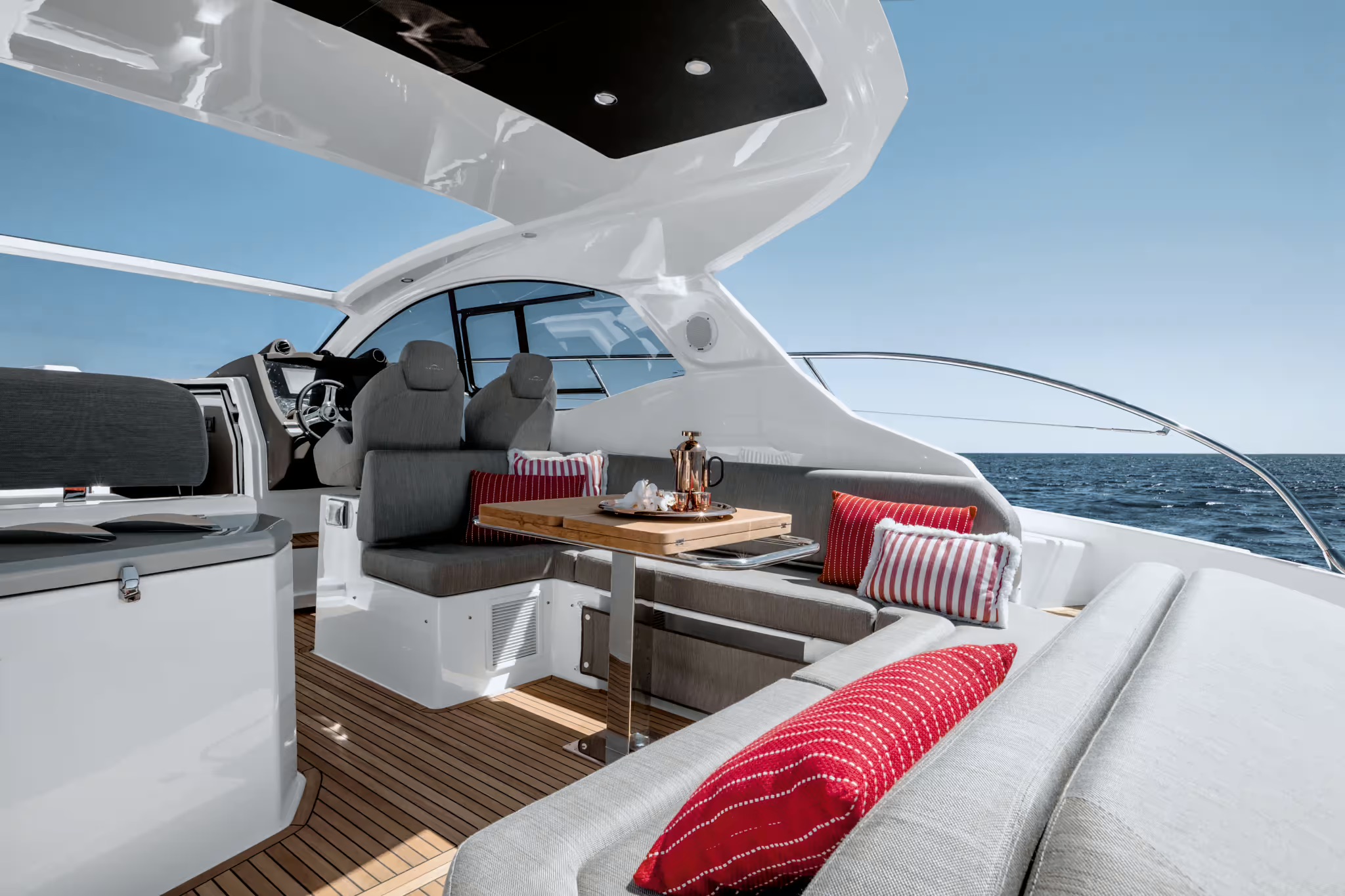 Azimut Atlantis 45, hoofddek