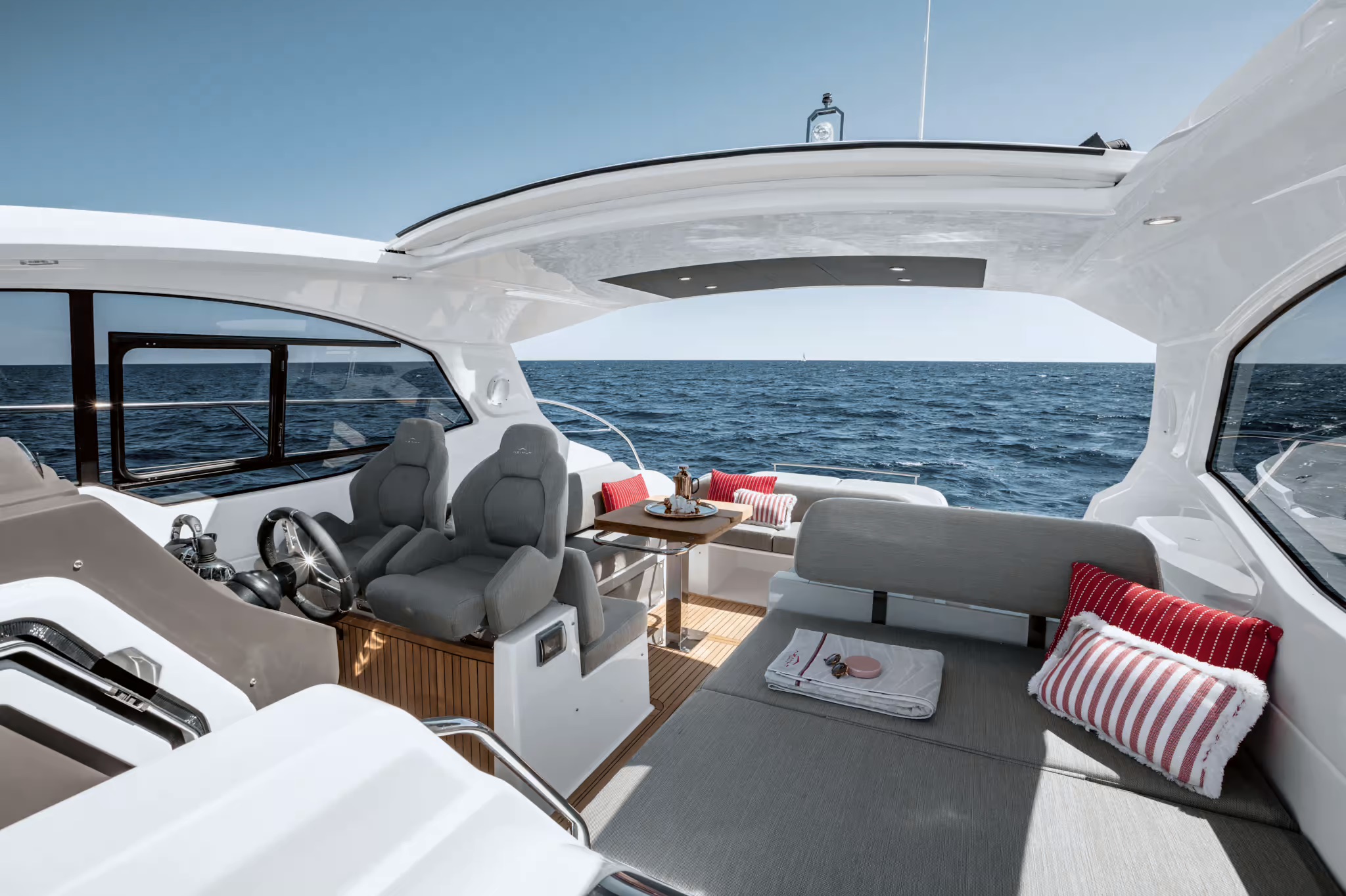 Azimut Atlantis 45, hoofddek