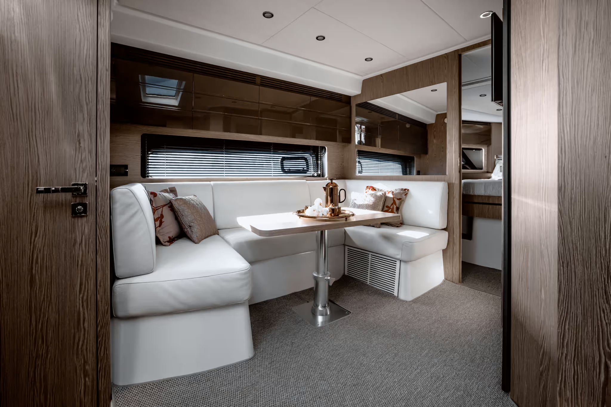 Azimut Atlantis 45, eethoek