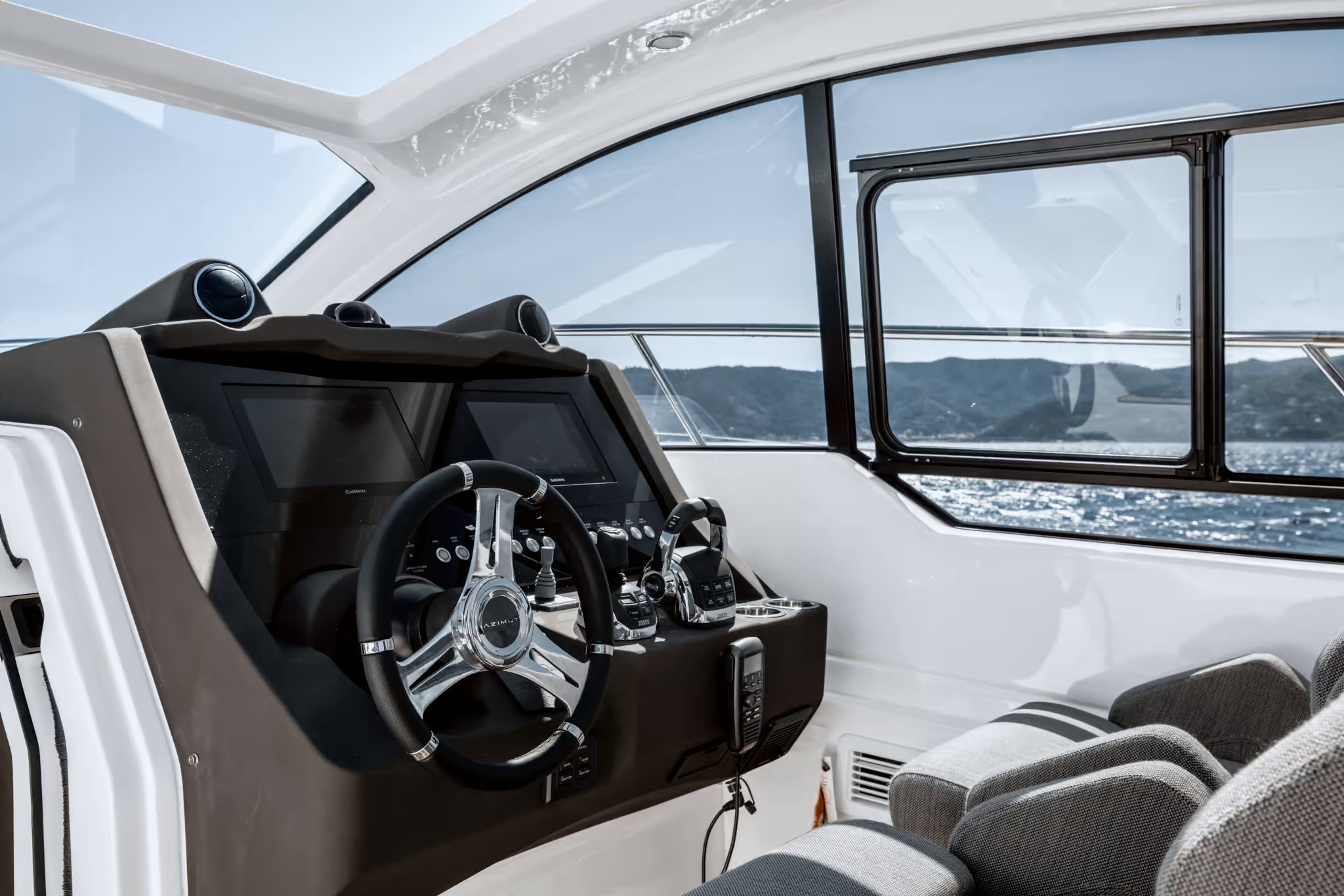 Azimut Atlantis 45, stuurstand