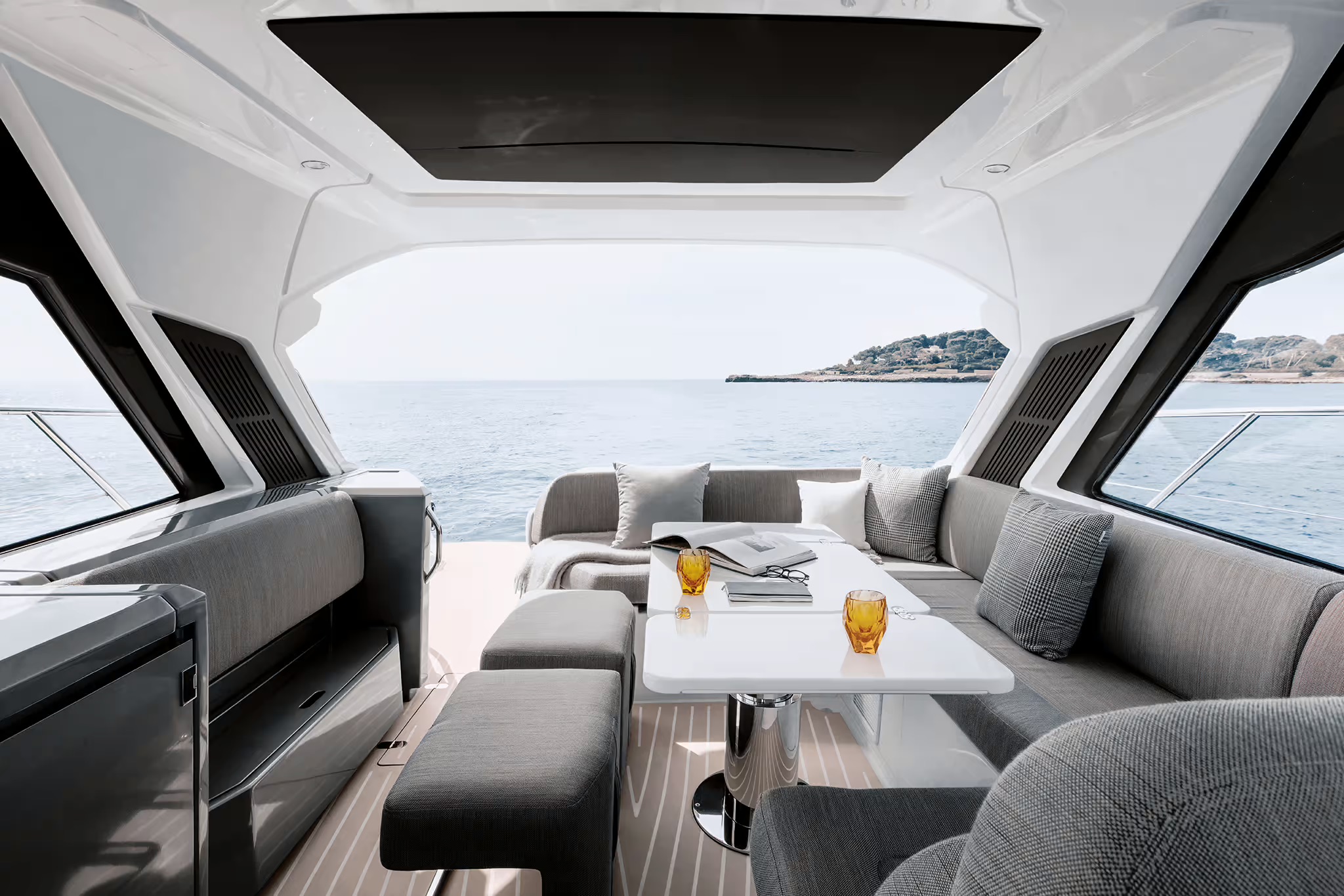 Azimut Atlantis 51, hoofddek