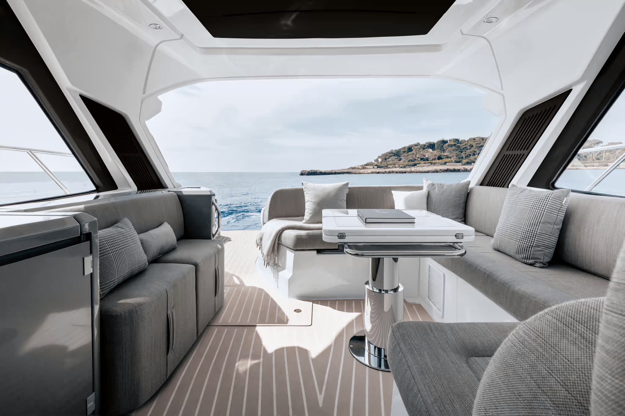 Azimut Atlantis 51, hoofddek
