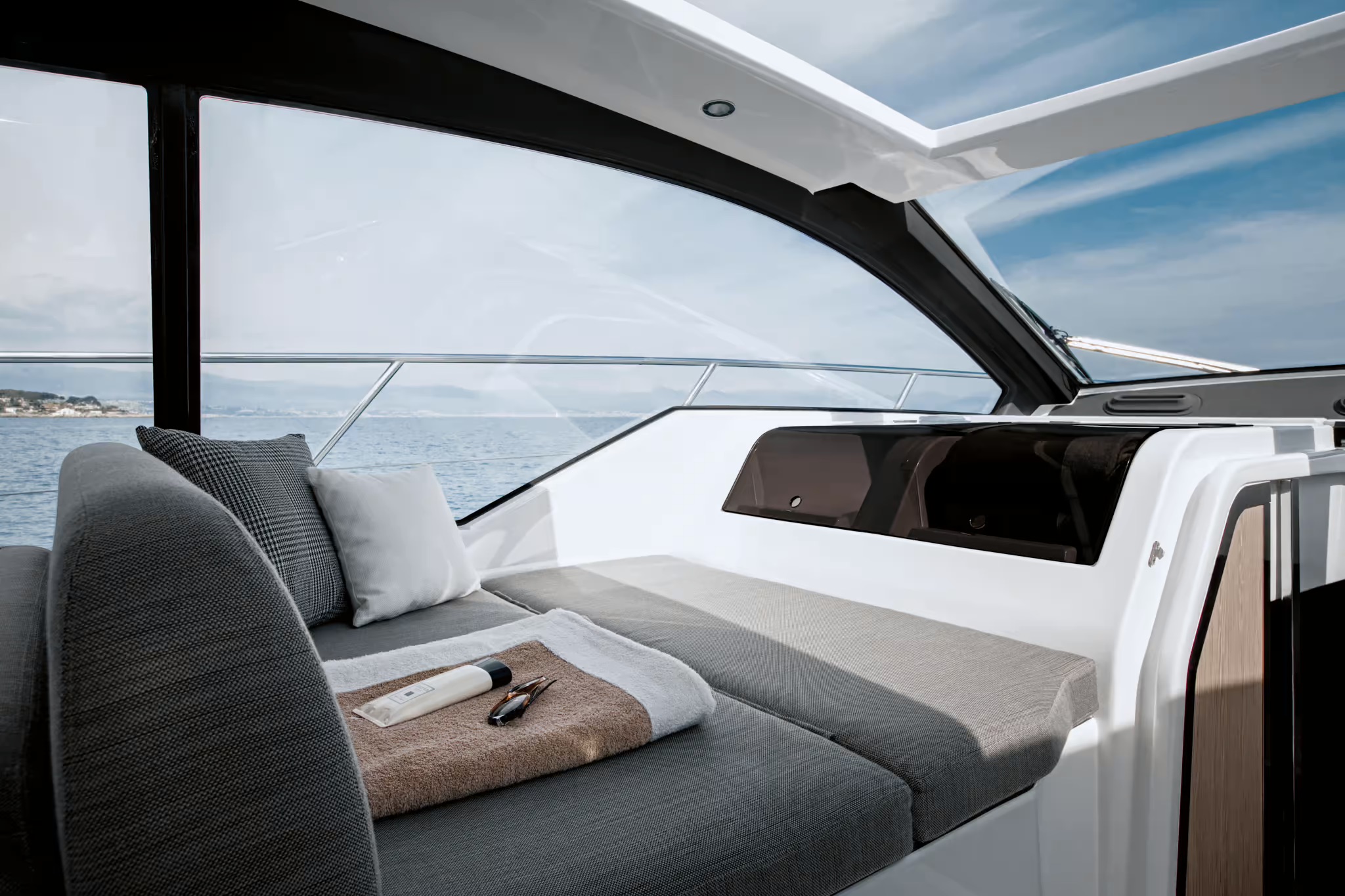 Azimut Atlantis 51, hoofddek