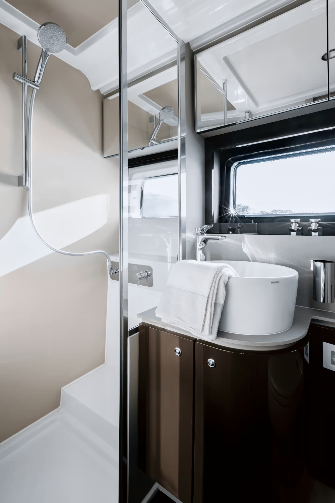 Azimut Atlantis 51, badkamer