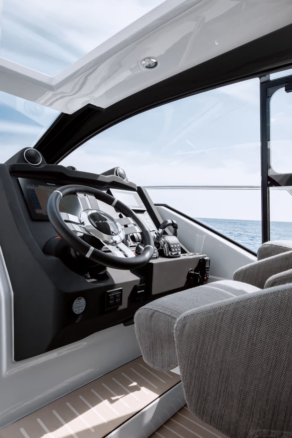 Azimut Atlantis 51, stuurstand