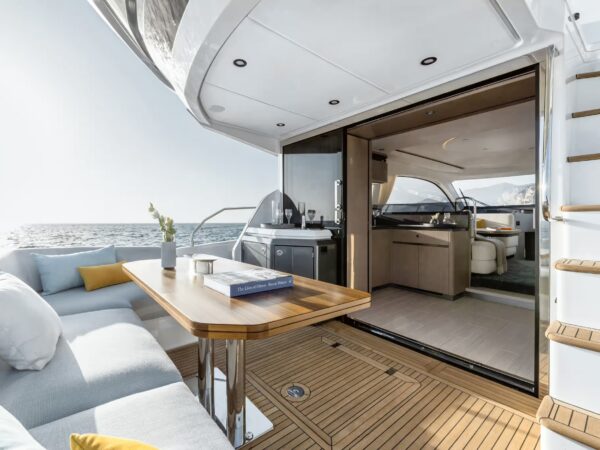 Azimut Fly 53, cockpit