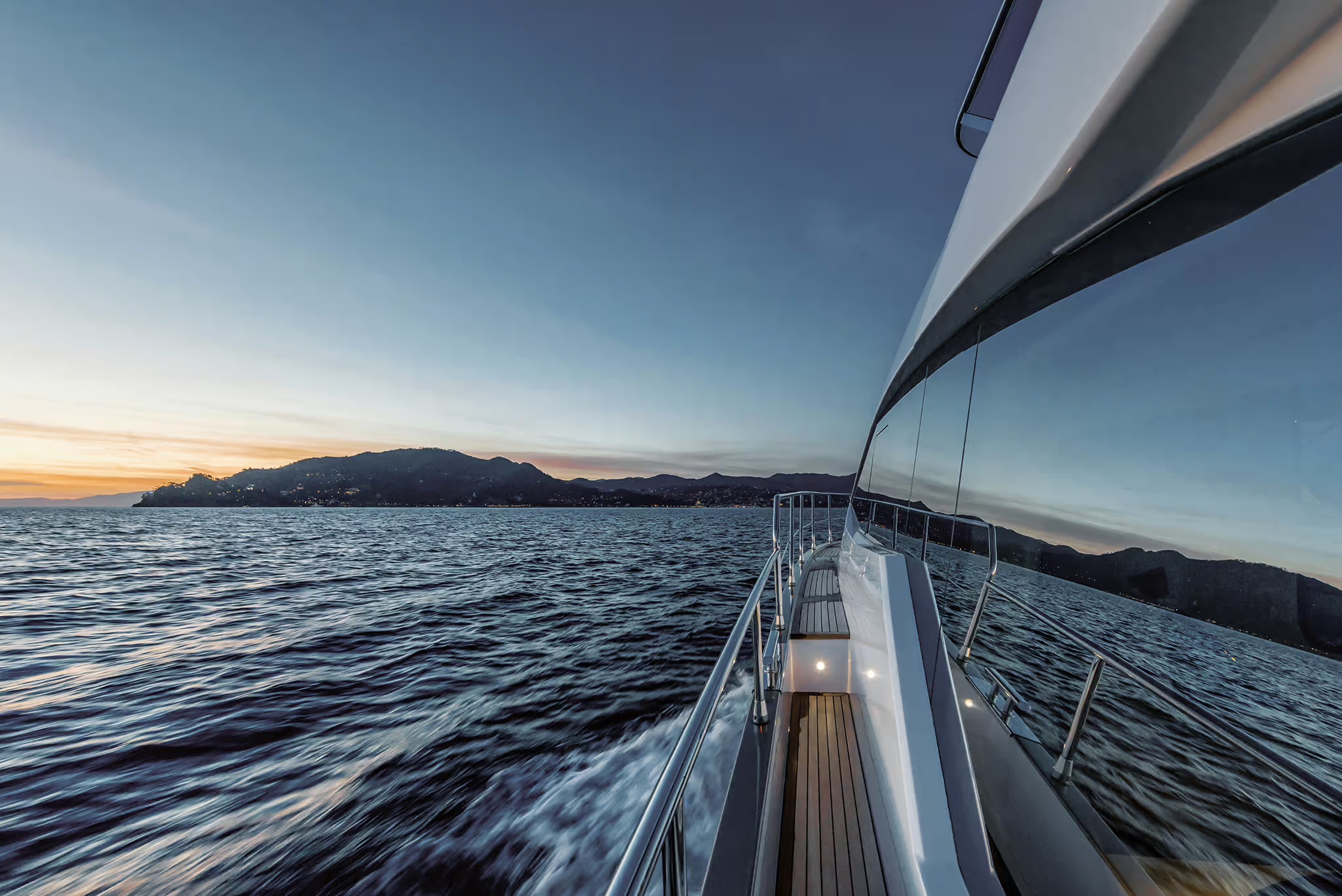 Azimut Fly 60, boot varend bij zonsondergang