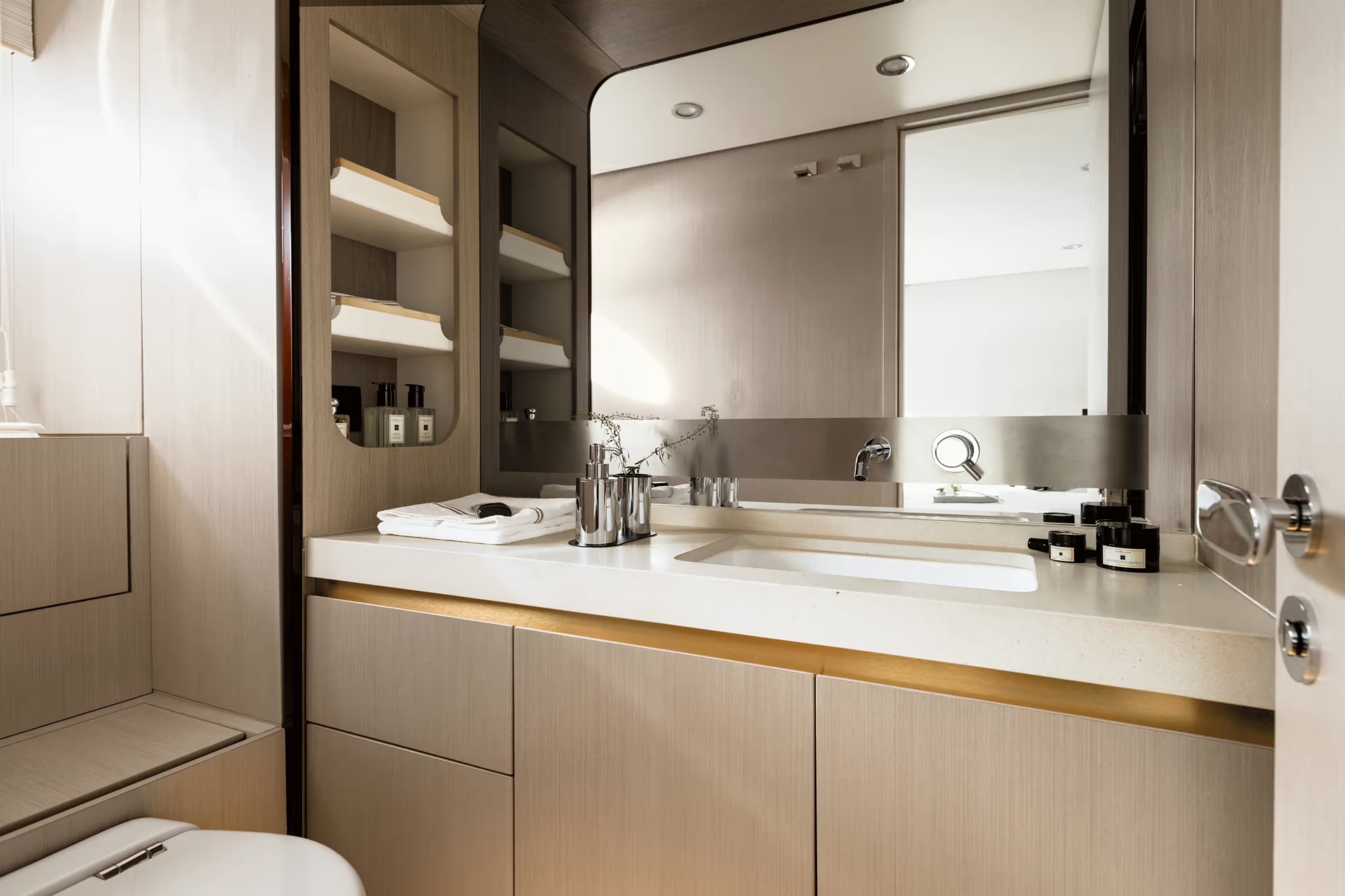 Azimut Fly 60, badkamer met wastafel