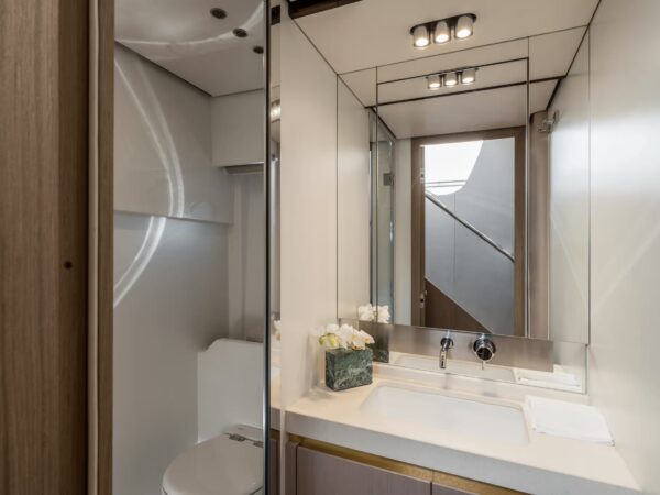 Azimut Fly 60, badkamer