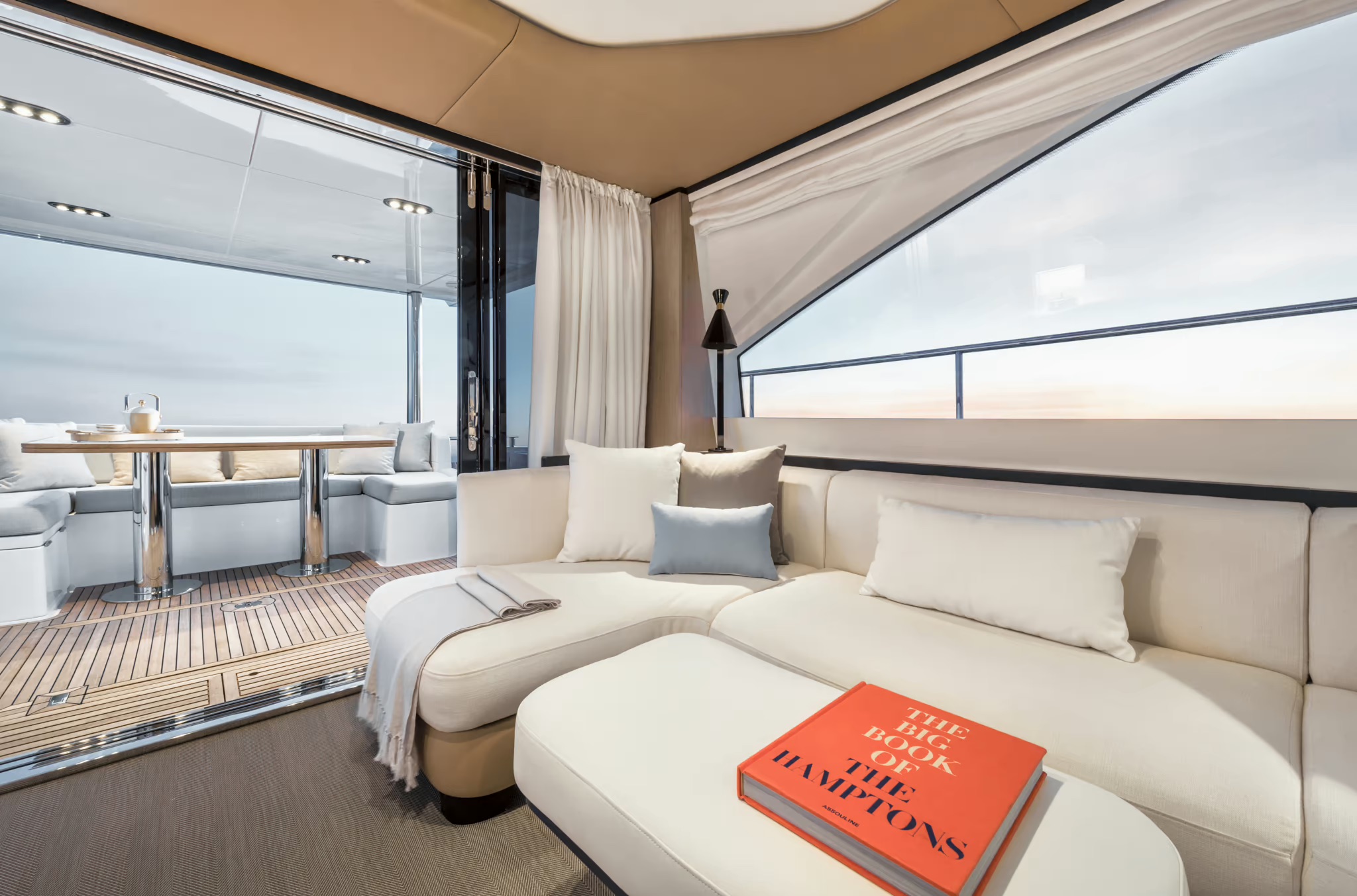 Azimut Fly 60, salon met loungebank