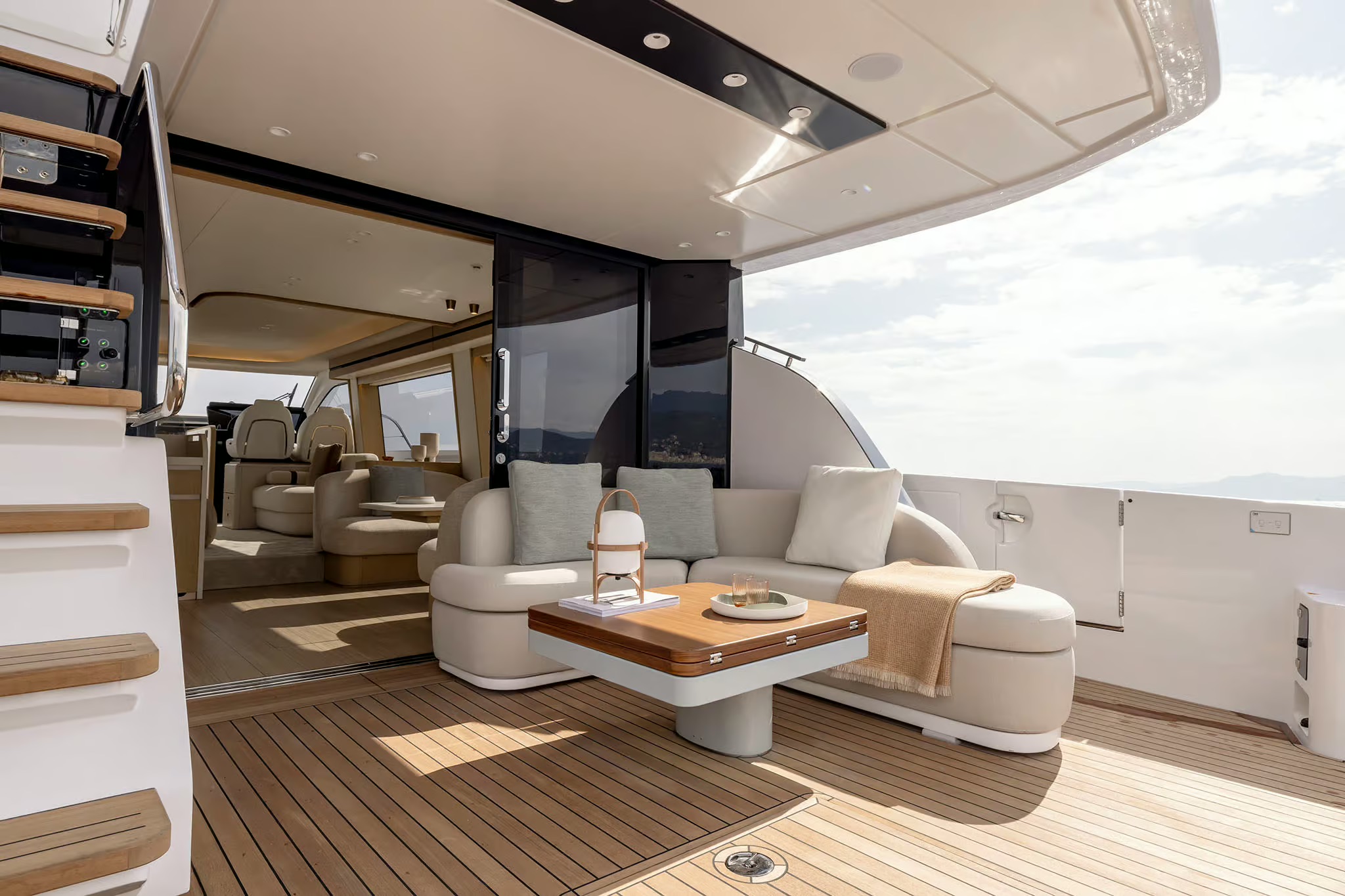 Azimut Fly 62, cockpit met lounge
