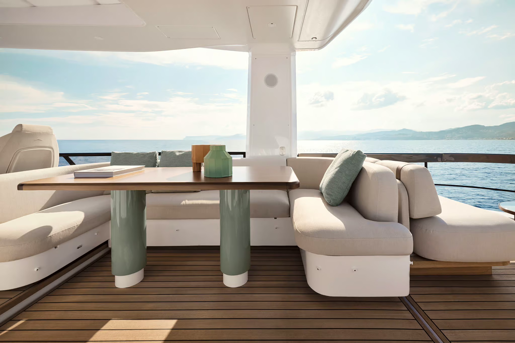 Azimut Fly 62, cockpit met tafel