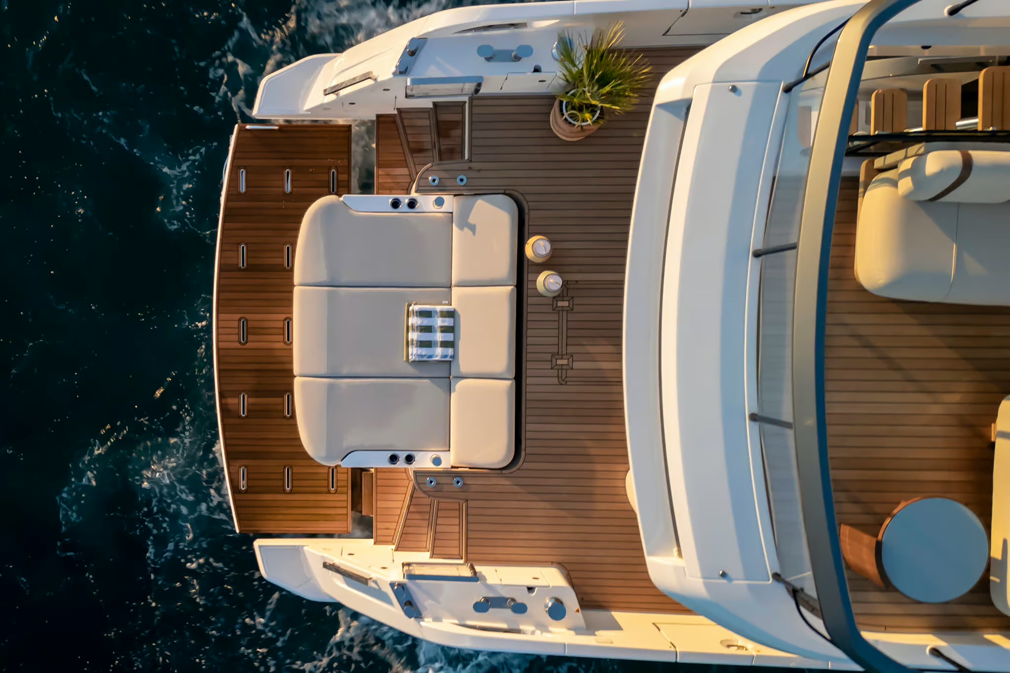 Azimut Fly 62, luchtfoto achterdek