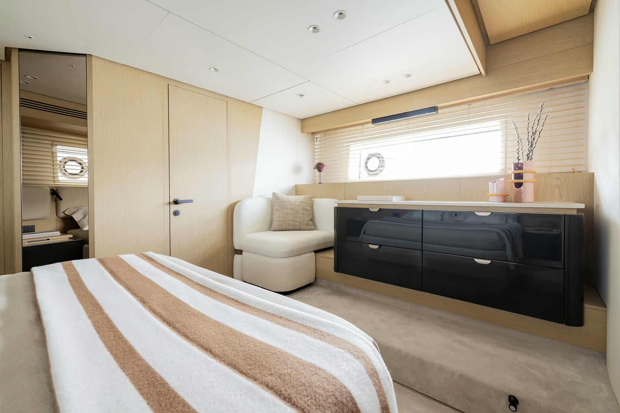 Azimut Fly 62, hut met bed