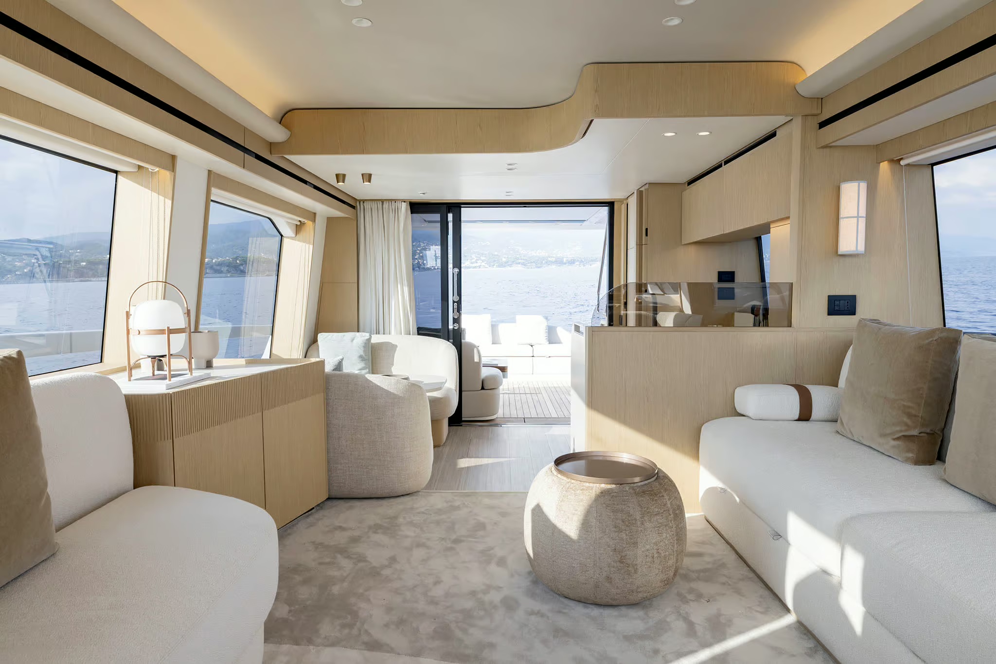 Azimut Fly 62, salon met eethoek