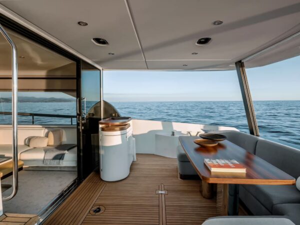 Azimut Fly 68, cockpit