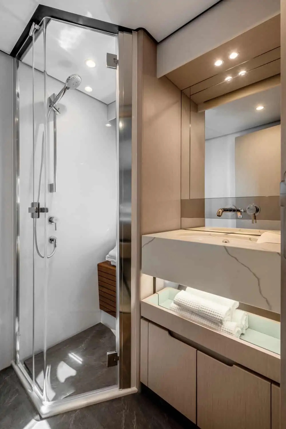 Azimut Fly 68, badkamer
