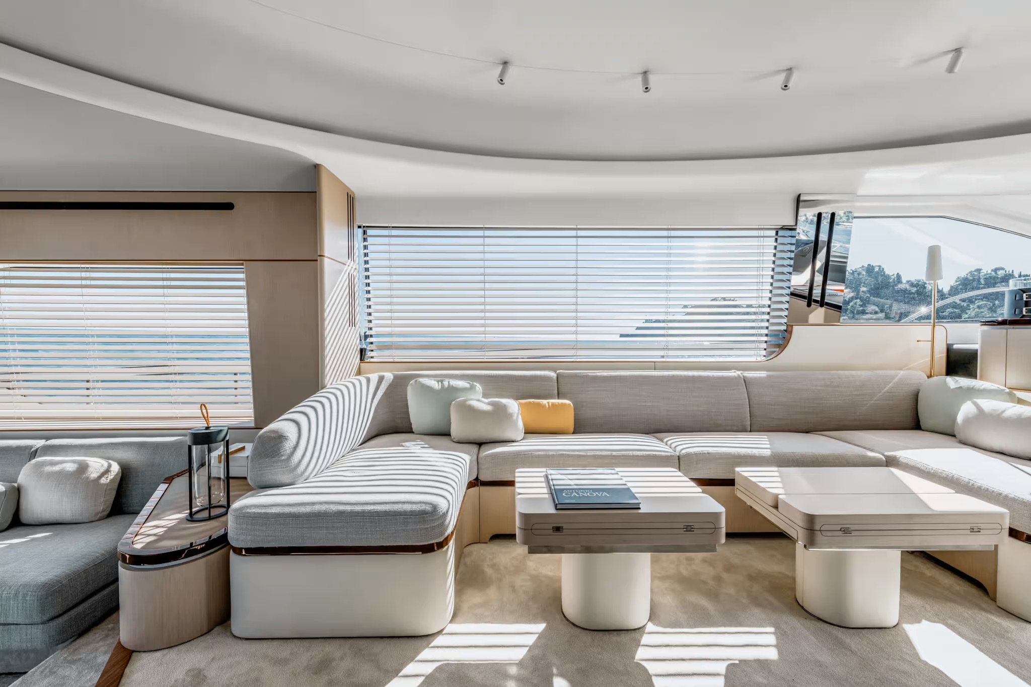 Azimut Fly 68, eethoek