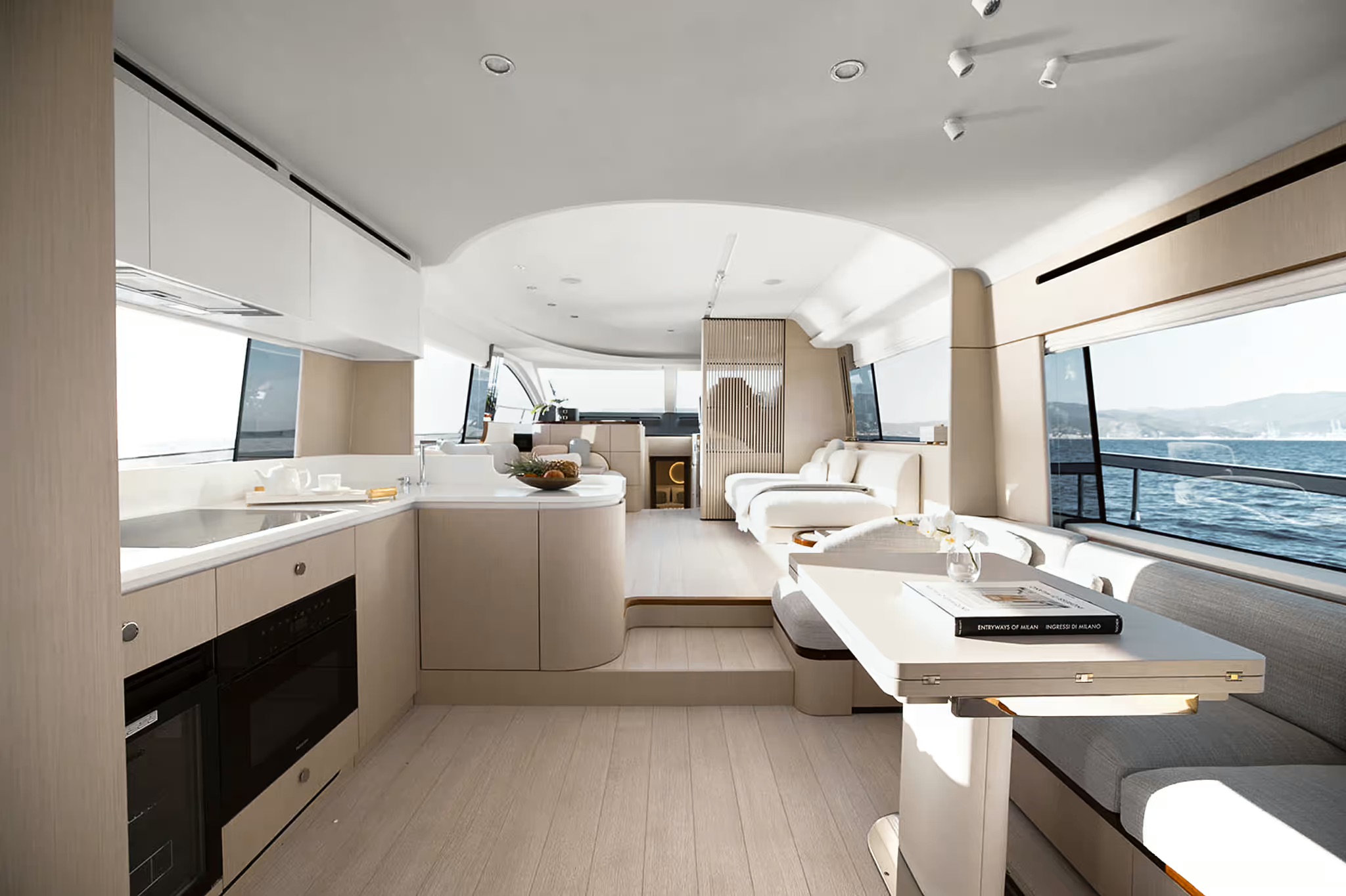 Azimut Fly 68, keuken en salon