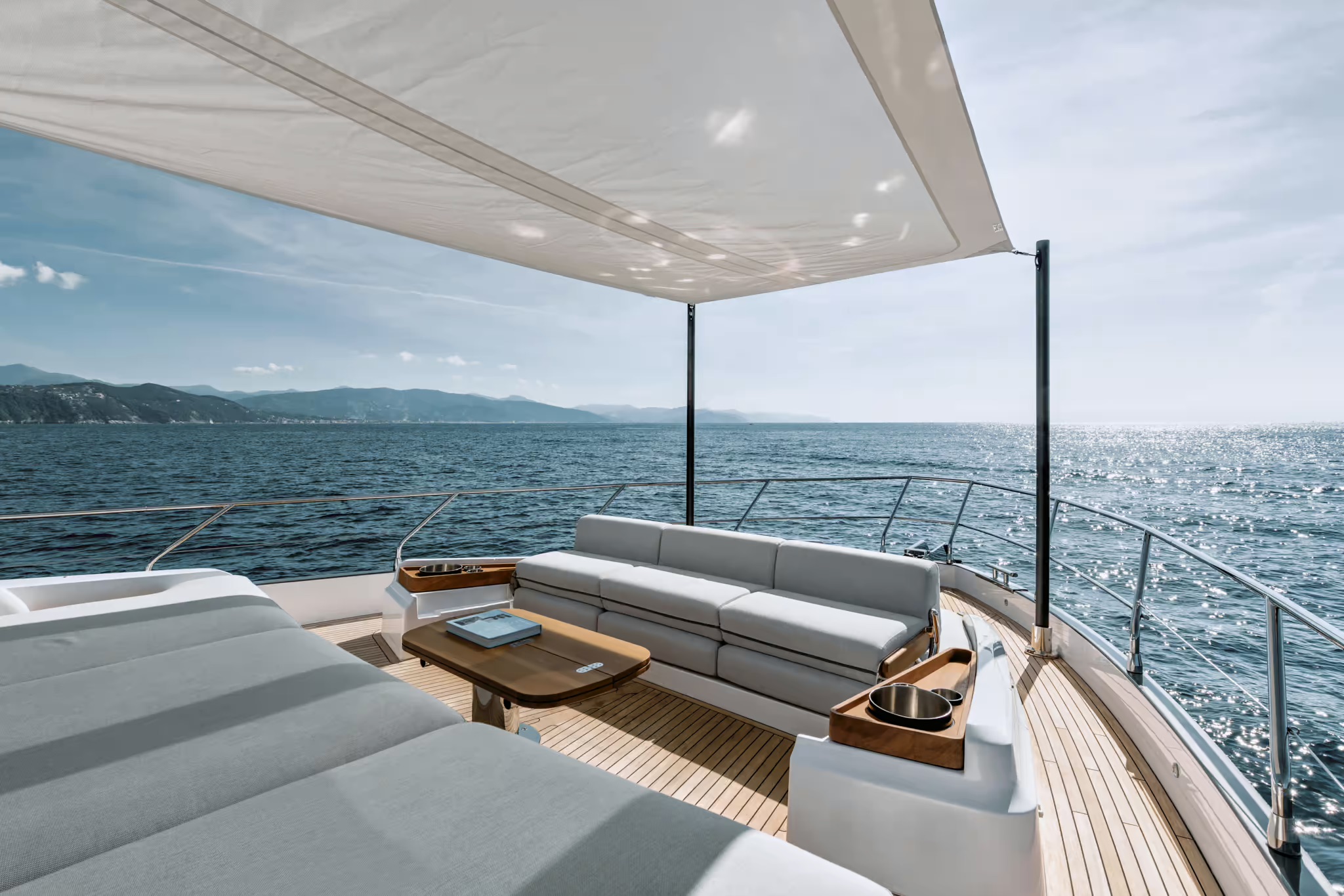 Azimut Fly 68, lounge