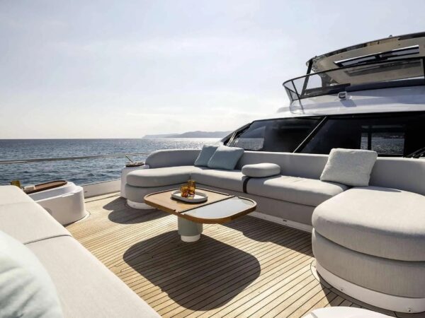 Azimut Fly 72, lounge op dek