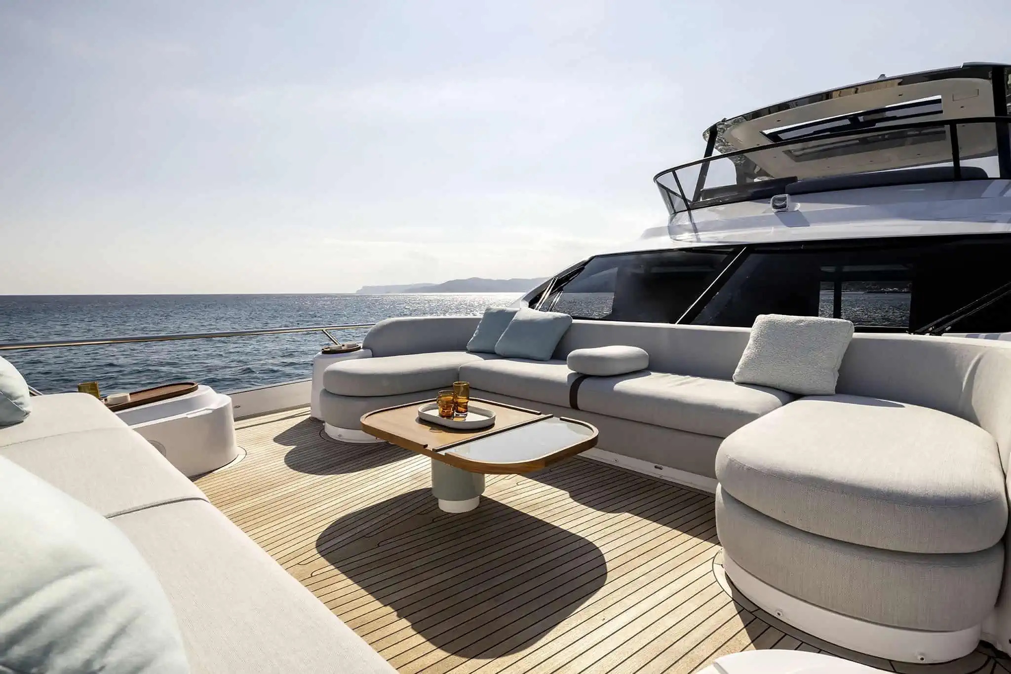 Azimut Fly 72, lounge op dek