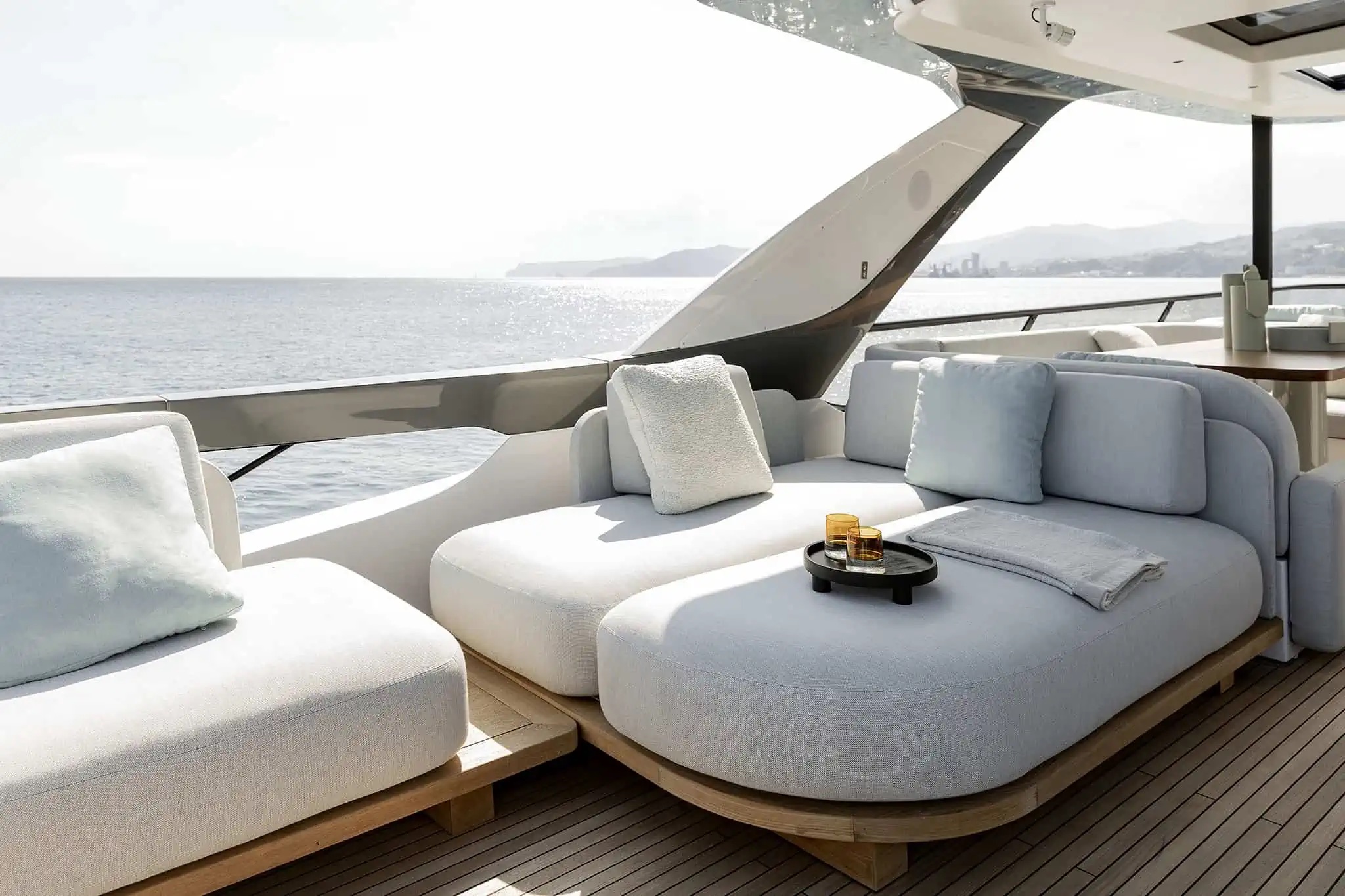 Azimut Fly 72, lounge op dek