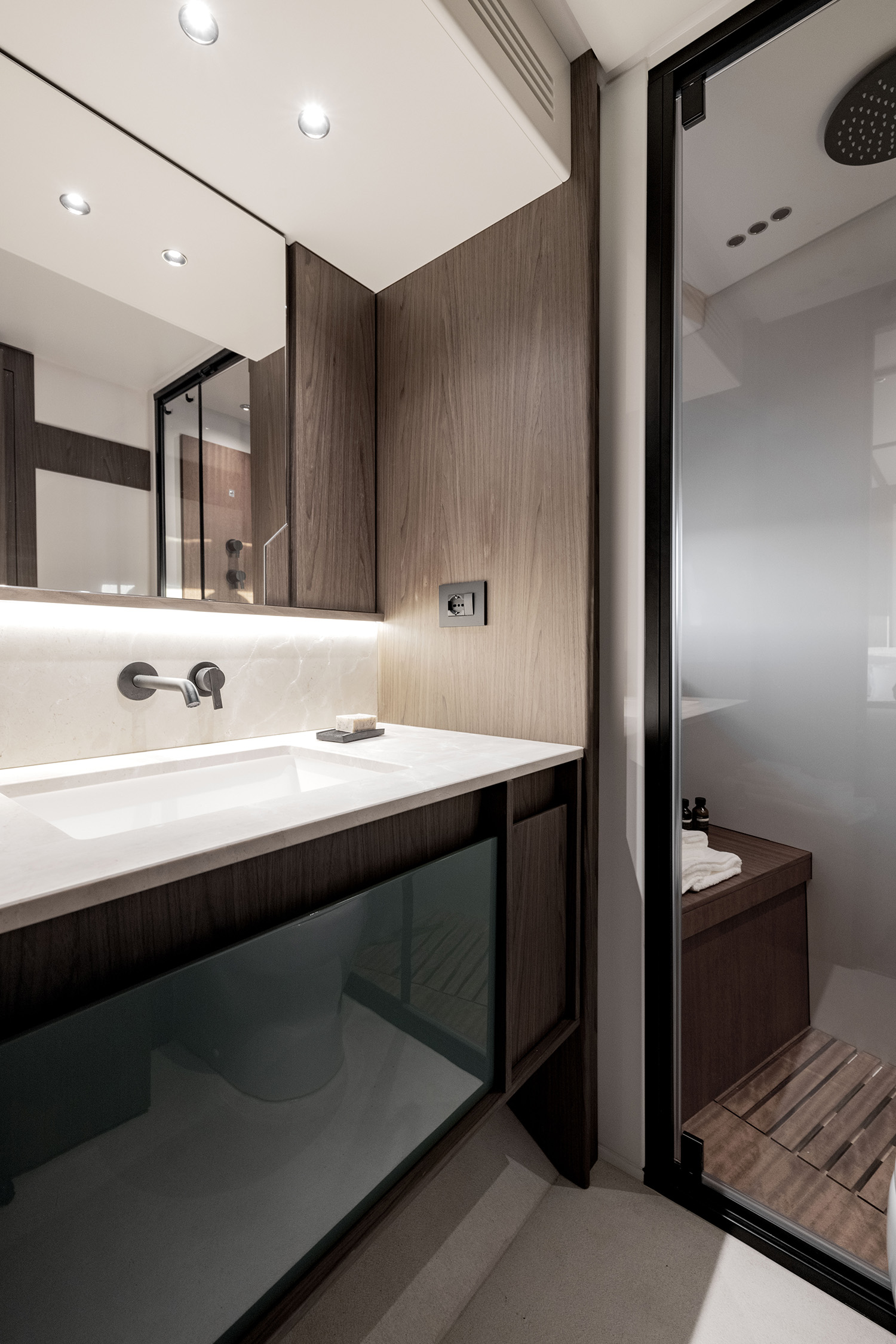 Azimut Fly 72, badkamer met douche