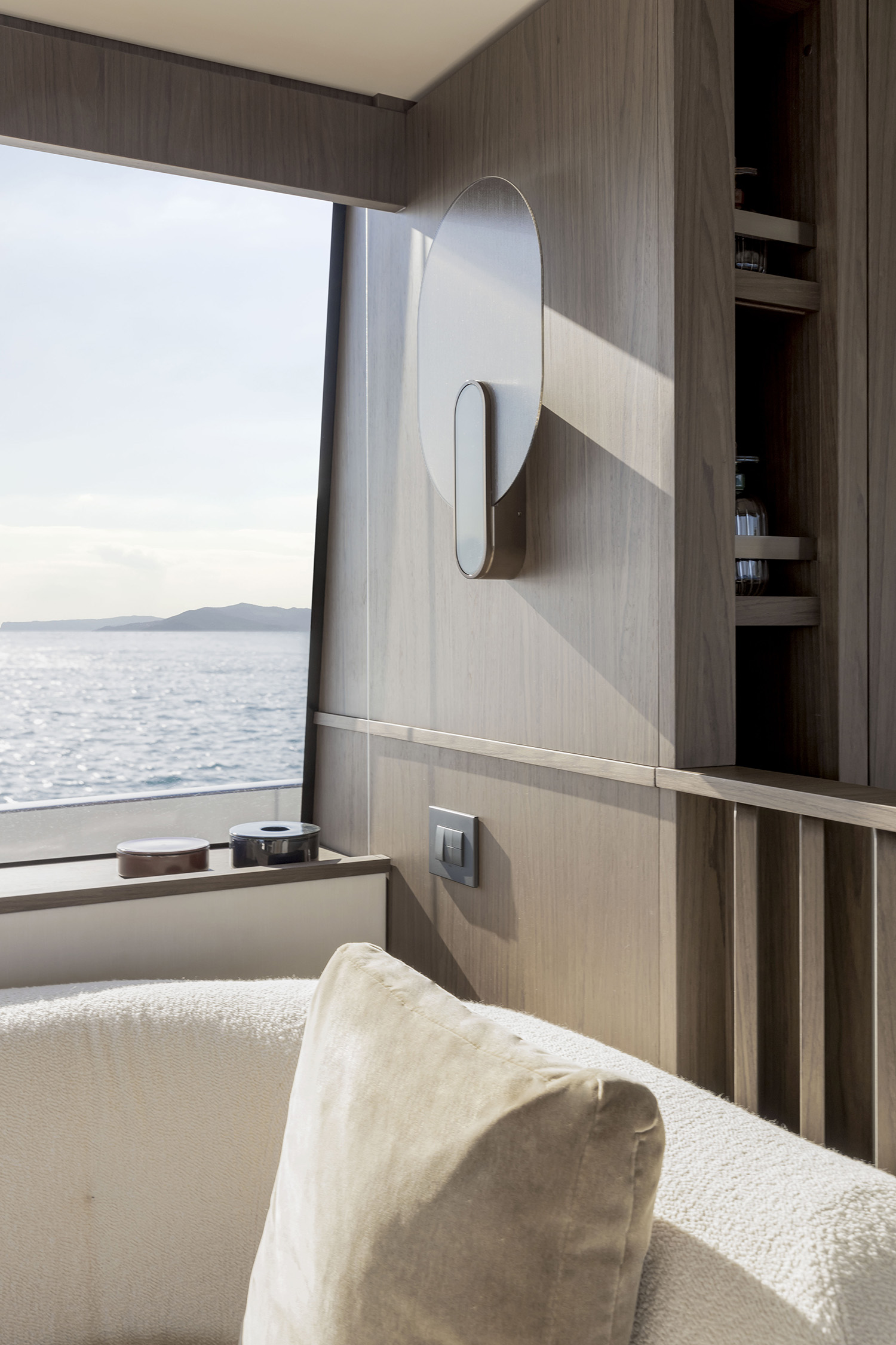 Azimut Fly 72, hut detail wandkast