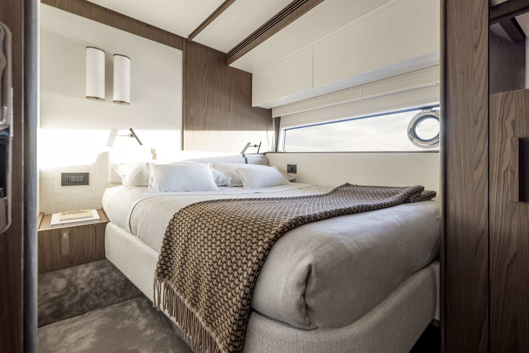 Azimut Fly 72, hut met bed