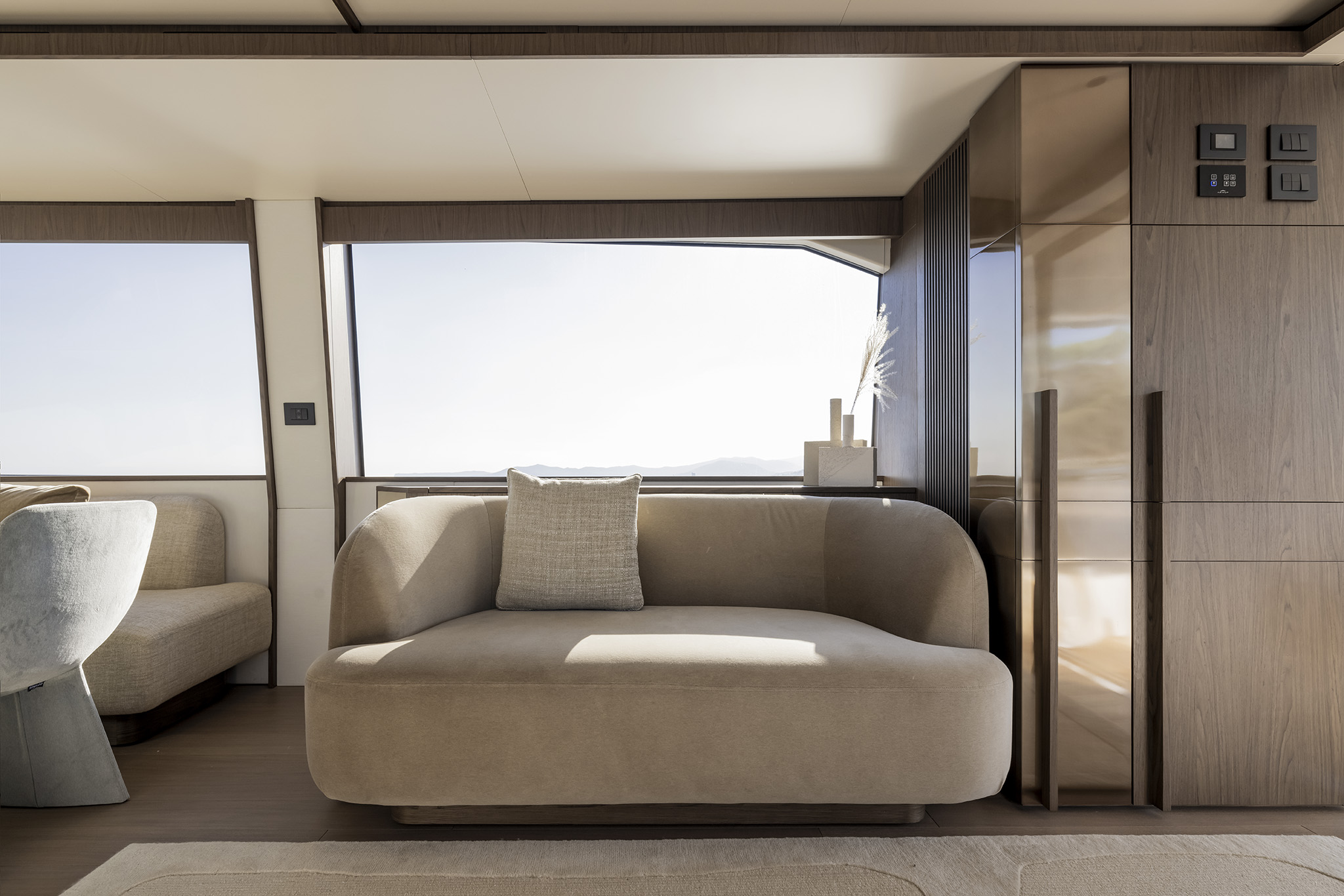 Azimut Fly 72, loungebank bij raam