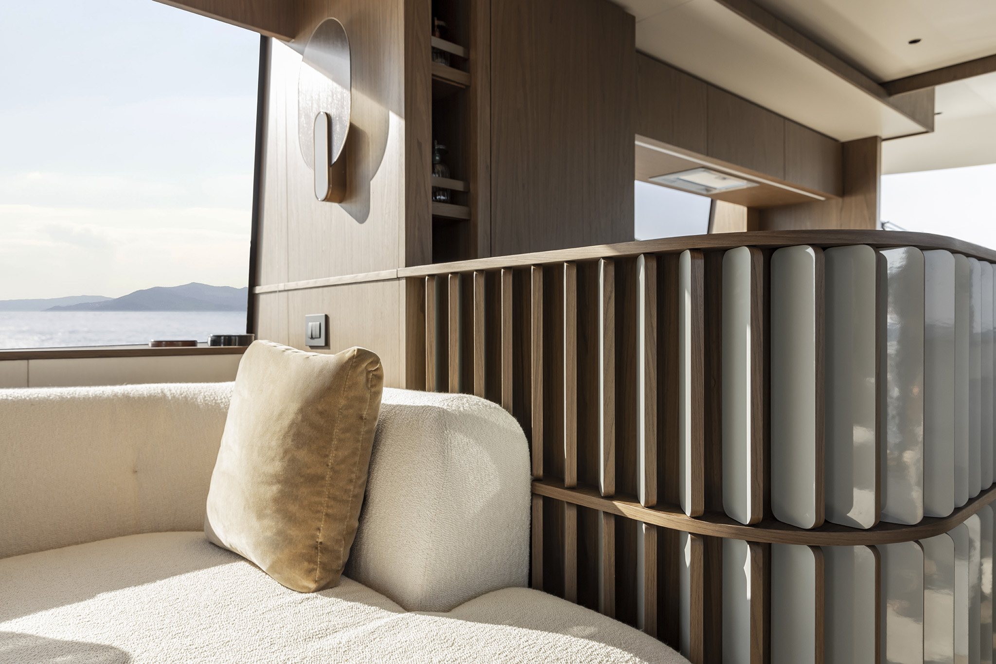 Azimut Fly 72, salon detail kast