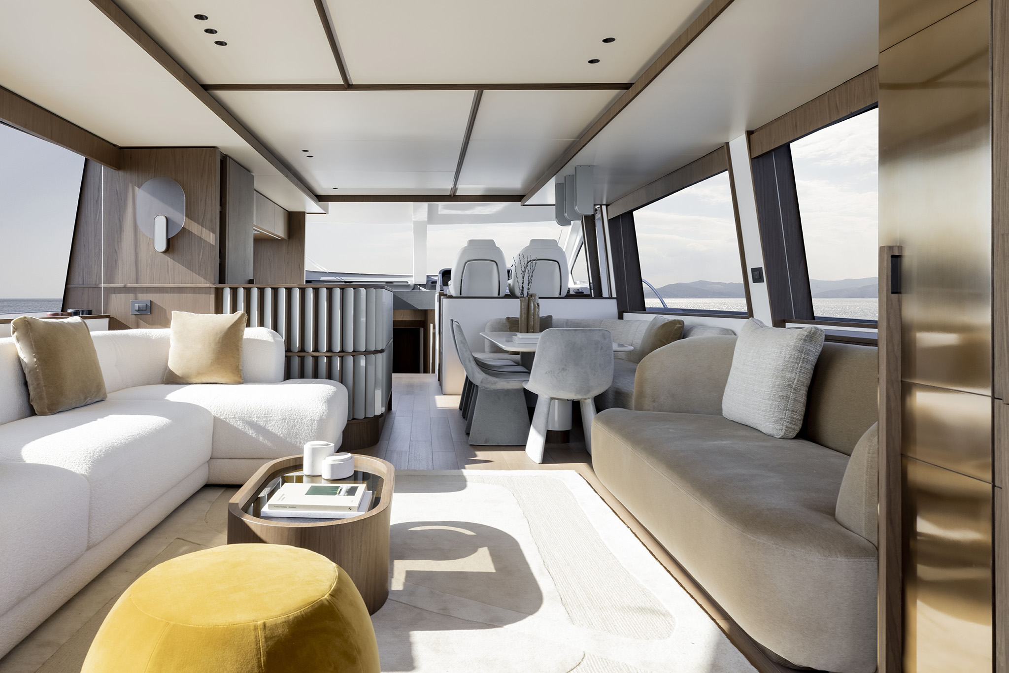 Azimut Fly 72, salon met loungebank