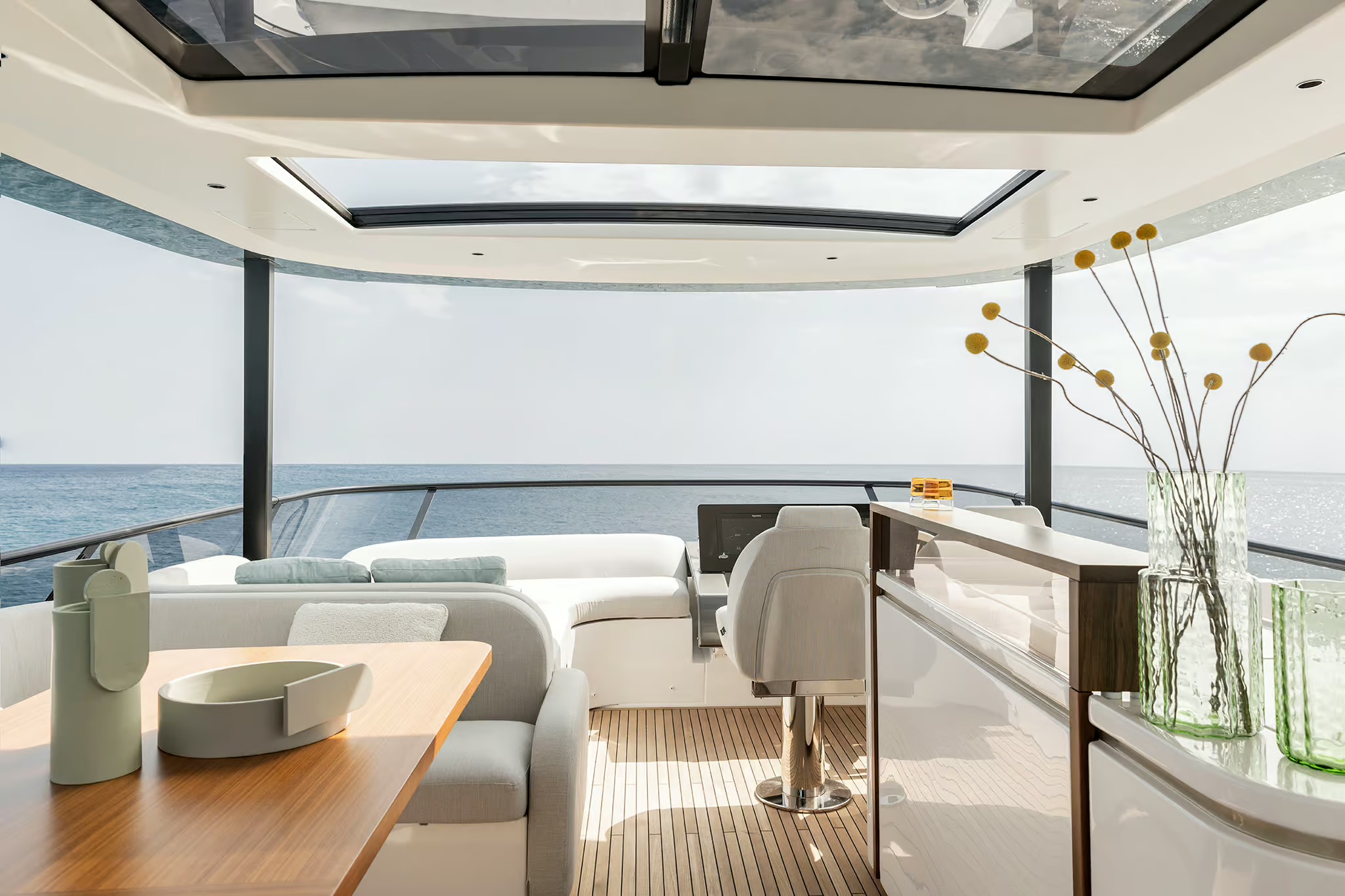 Azimut Fly 72, salon met stuurstand