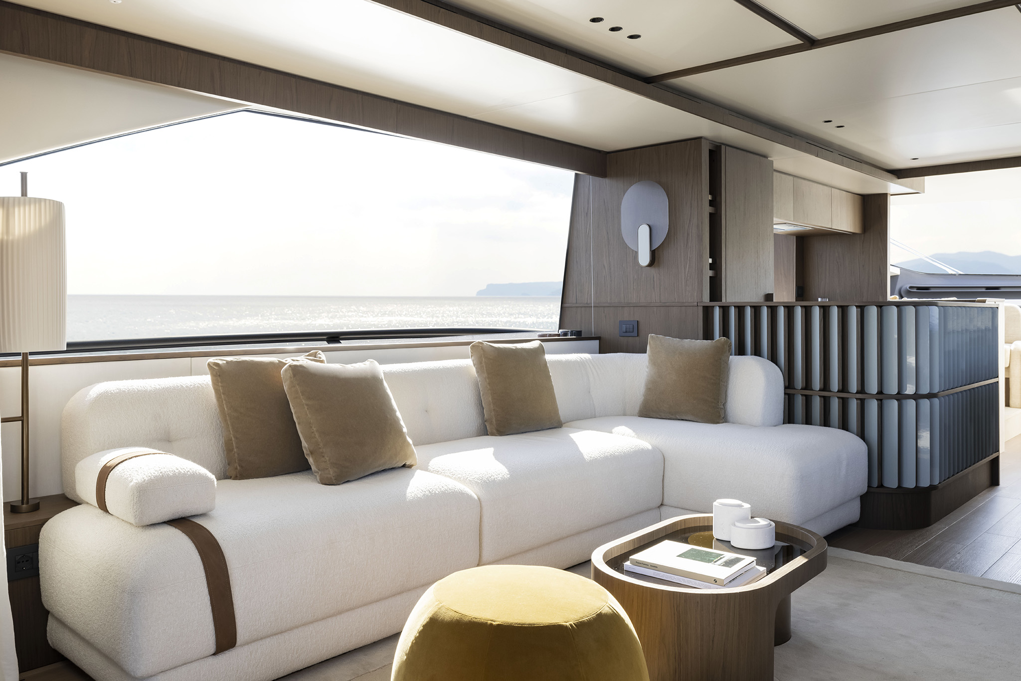 Azimut Fly 72, salon met zeezicht