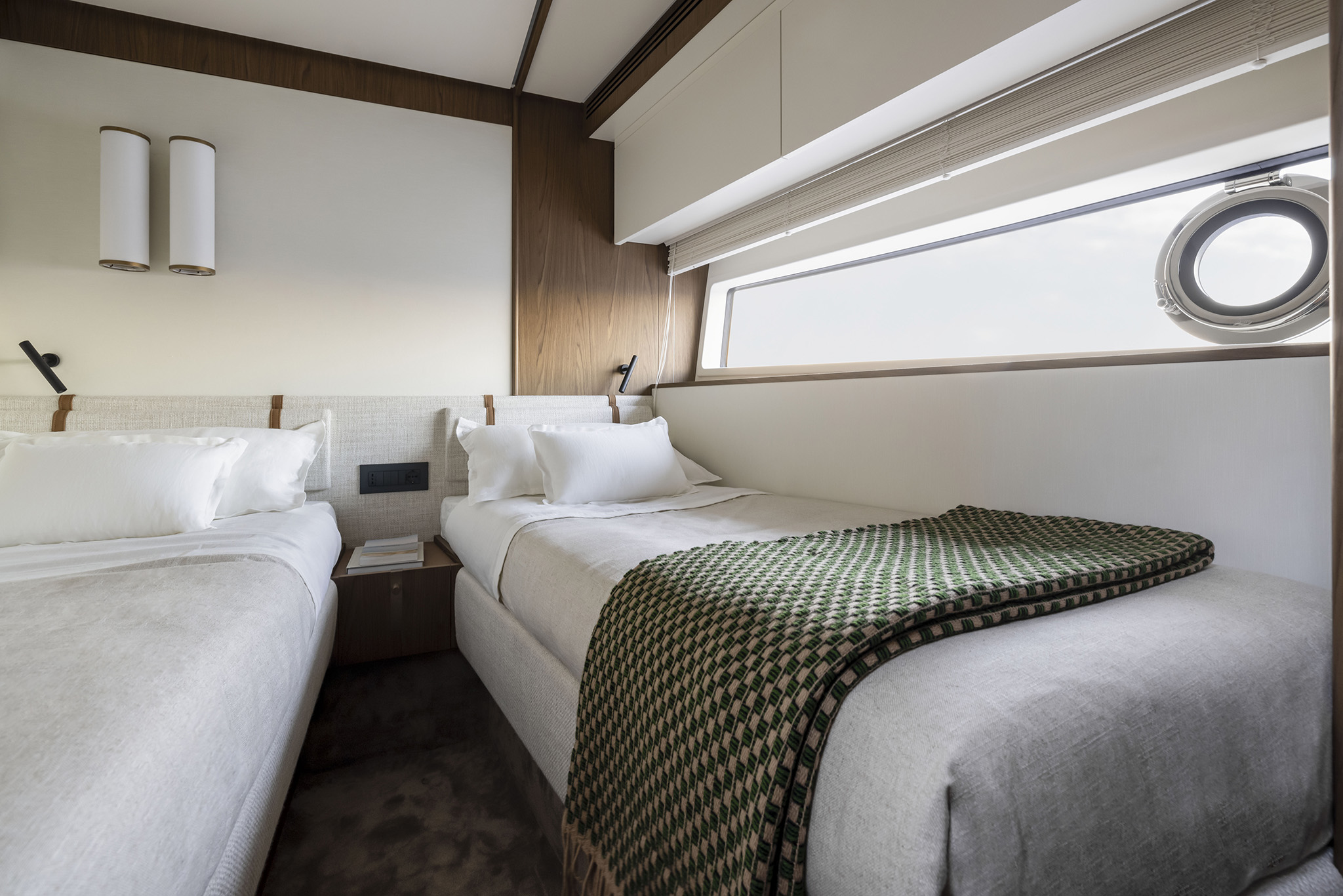Azimut Fly 72, twin hut met twee bedden