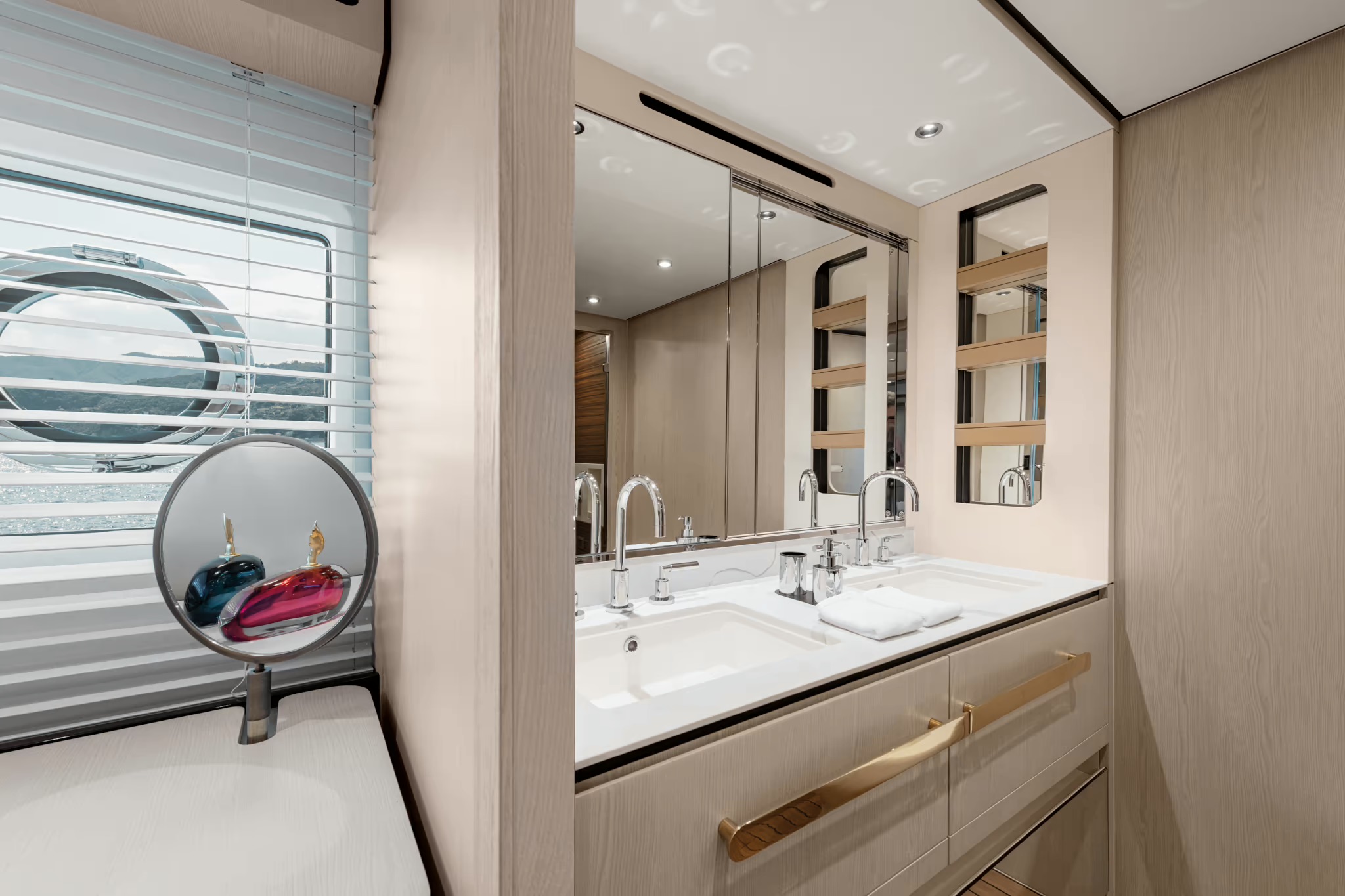 Azimut Fly 78, hoofdhut