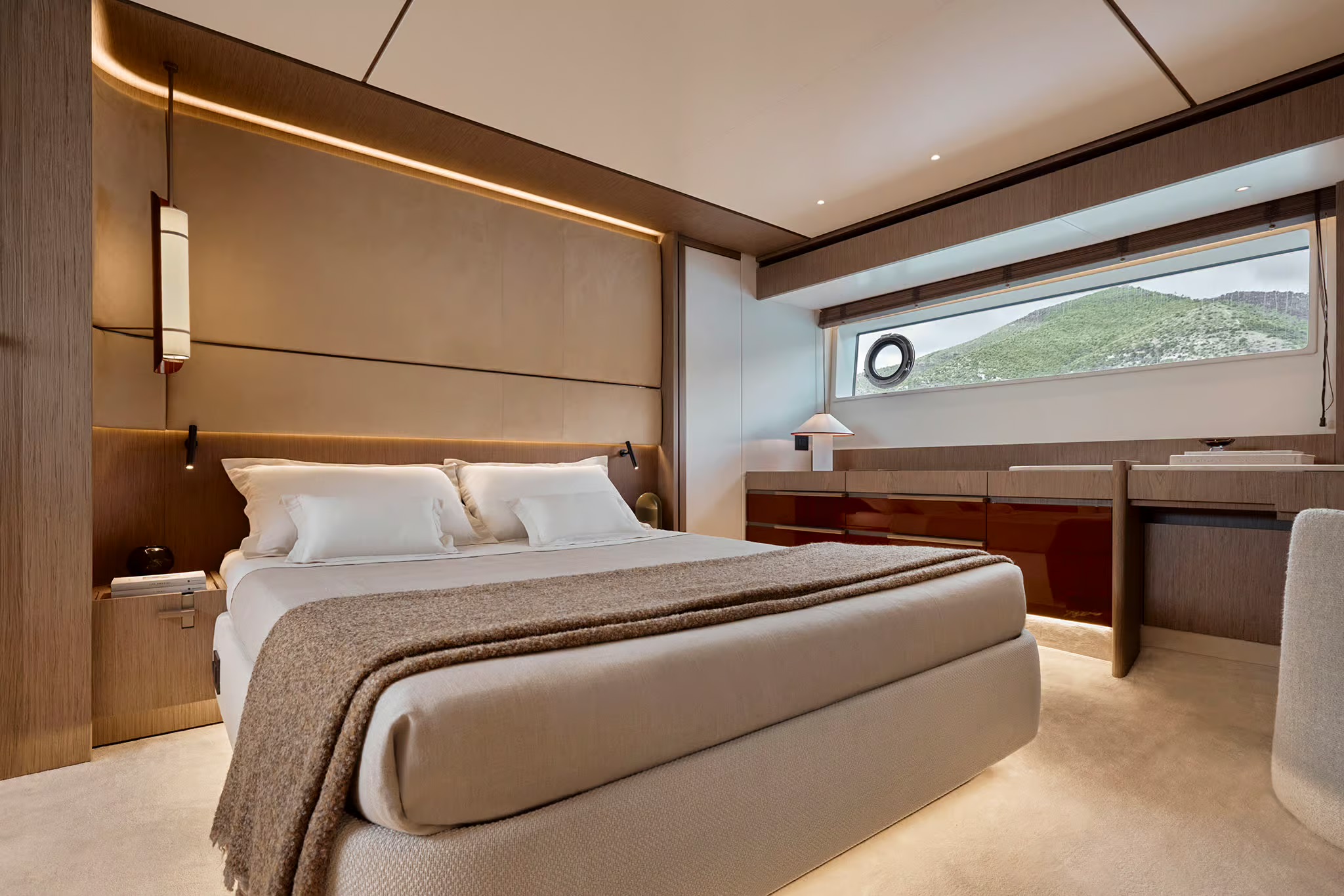 Azimut Fly 82, hoofdhut