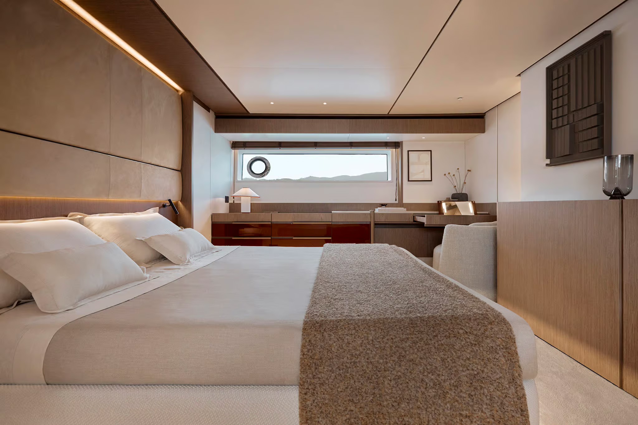 Azimut Fly 82, hoofdhut
