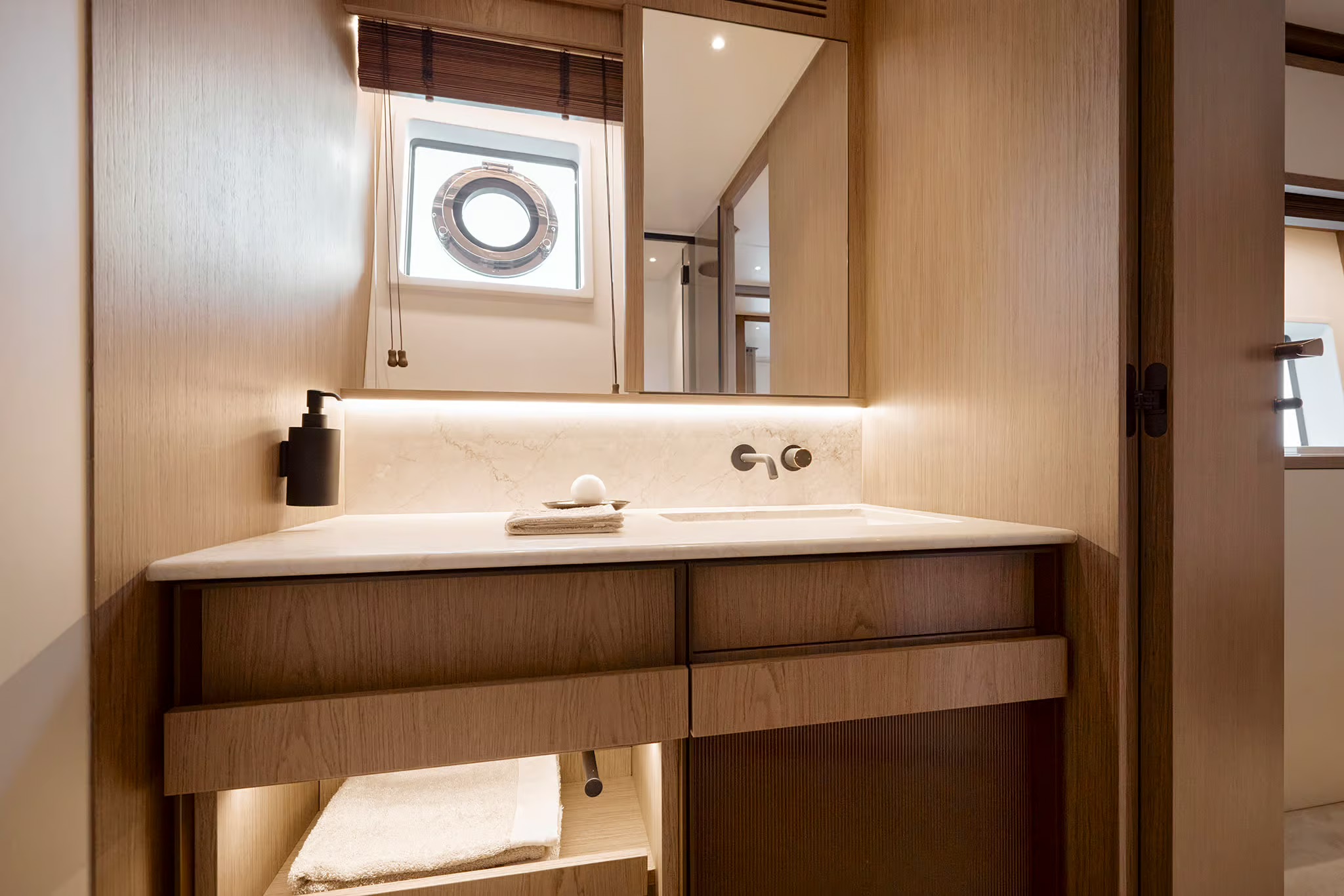 Azimut Fly 82, hoofdhut