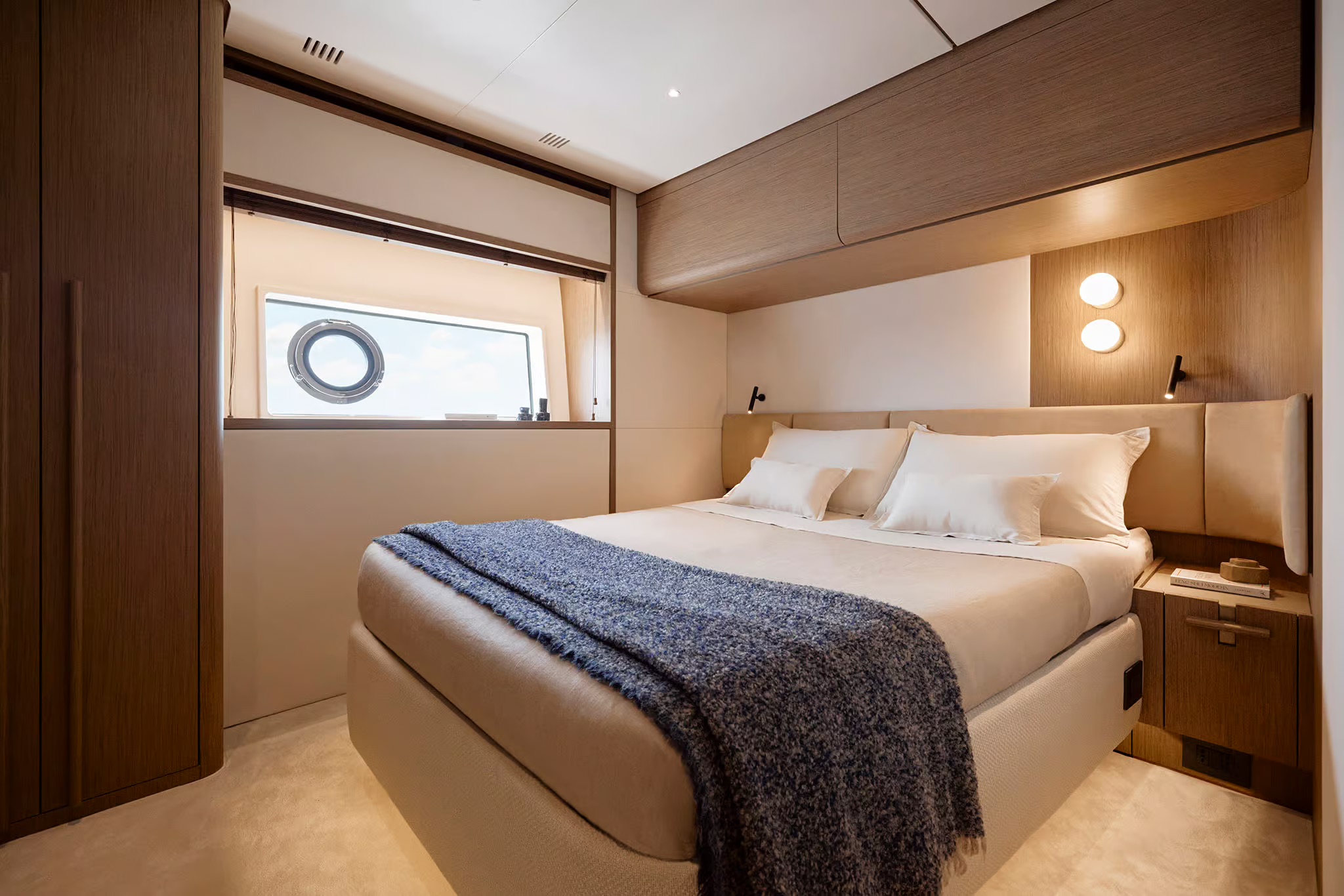 Azimut Fly 82, vip hut