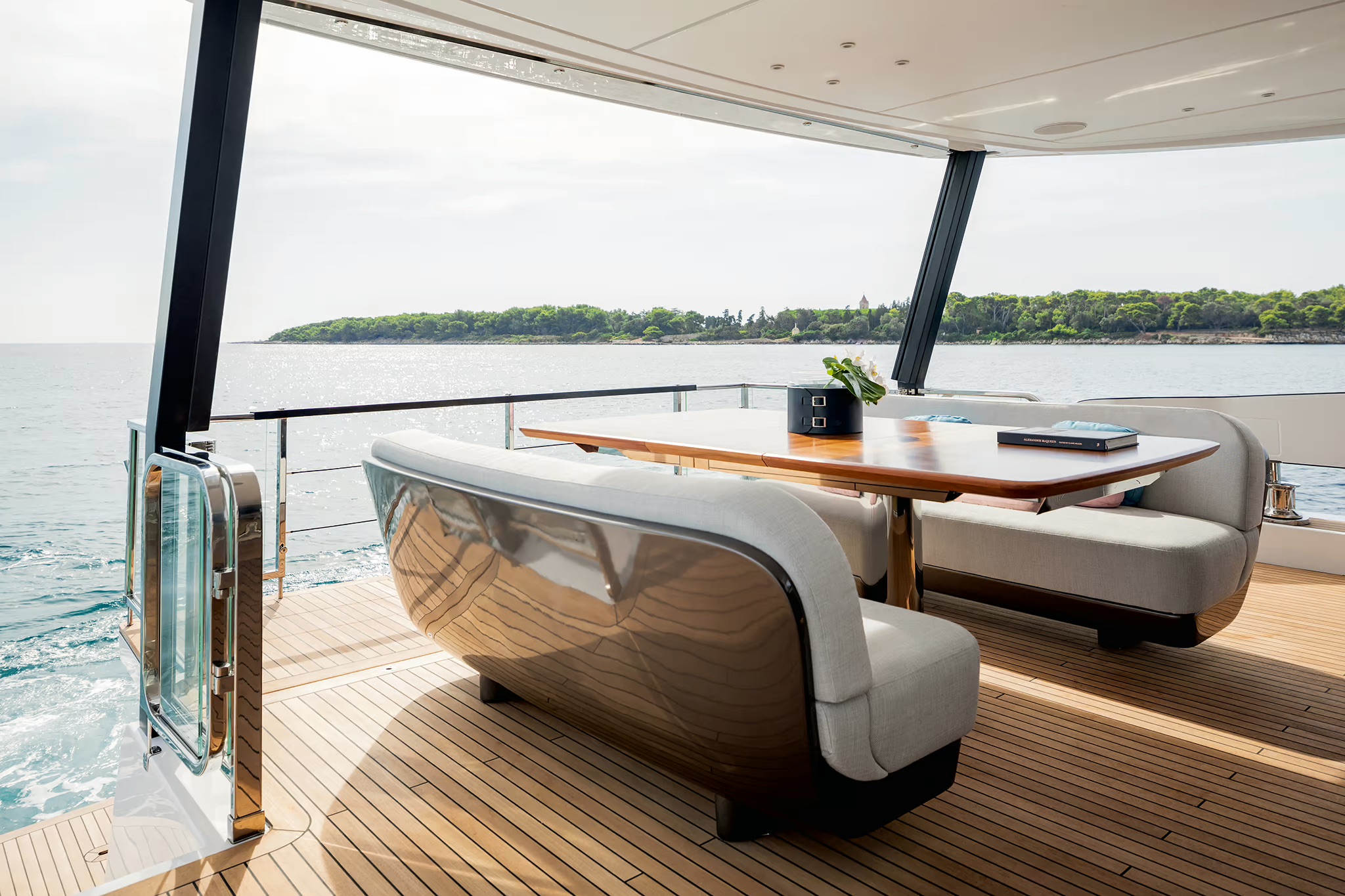 Azimut Grande 26M, cockpit