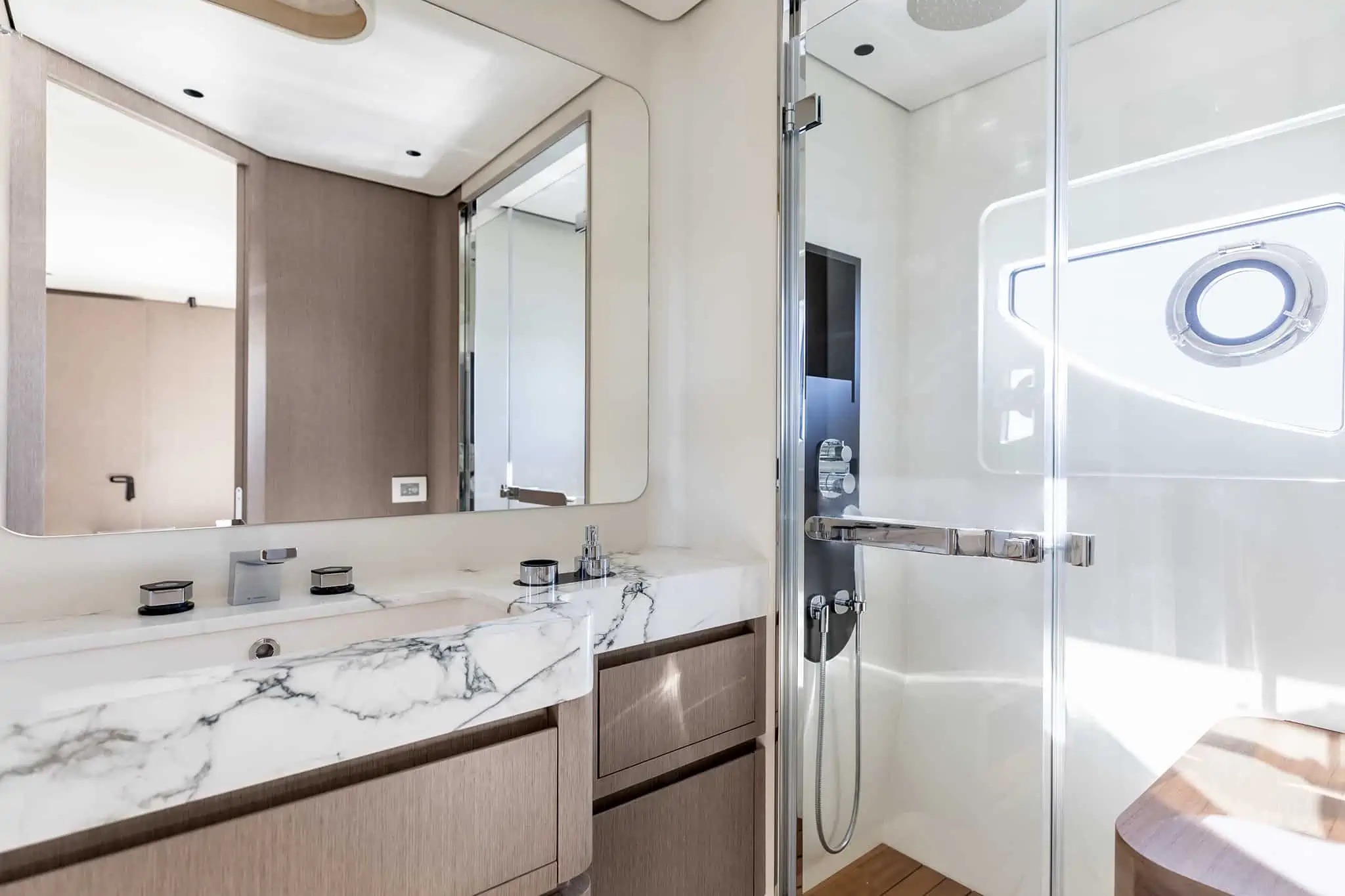 Azimut Grande 26M, badkamer
