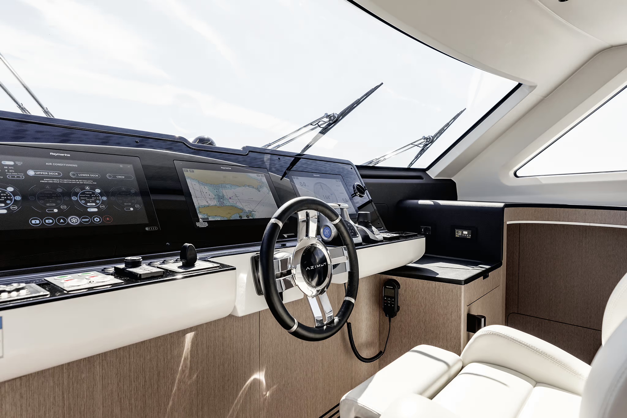 Azimut Grande 26M, stuurstand